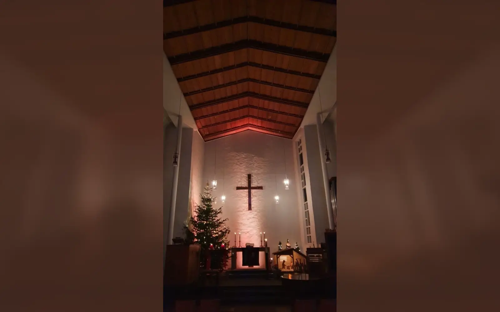 Der festlich geschmückte Innenraum der Evangelischen Auferstehungskirche in Ungelsheim mit Weihnachtsbaum und Krippenaufbau. Archivfoto: evgds.de