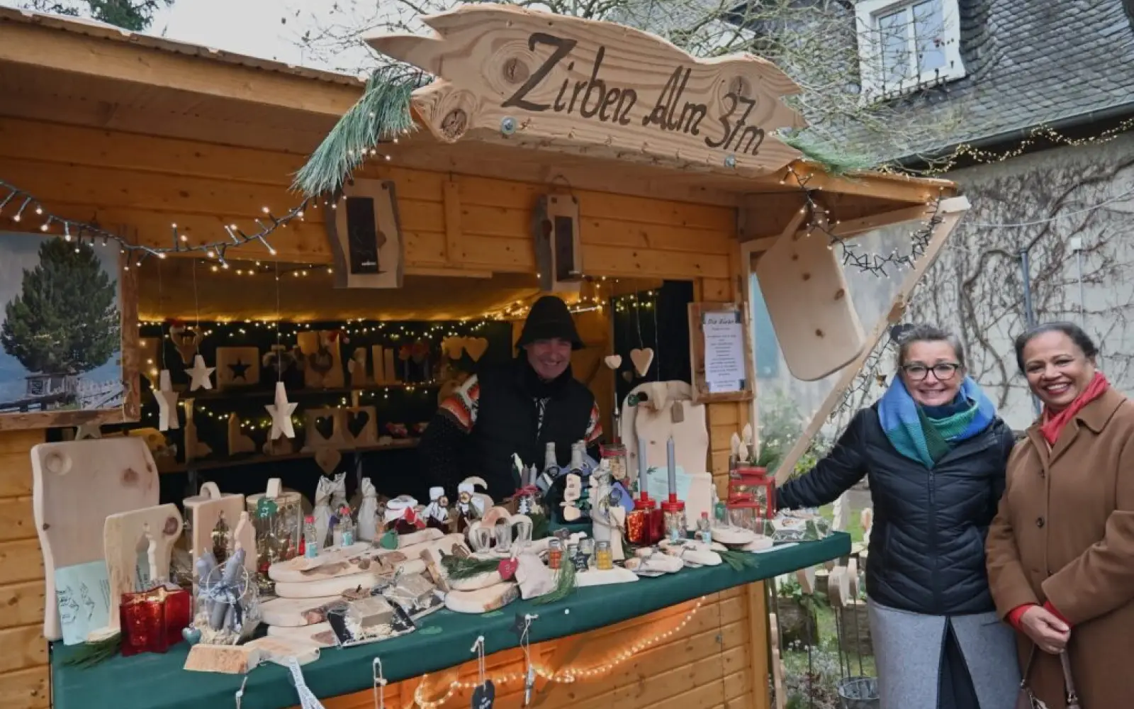 Zahlreiche Stände luden beim „Weihnachtsmarkt am Zwiebelturm“ zum Bummeln in Rahm ein. Foto: sam