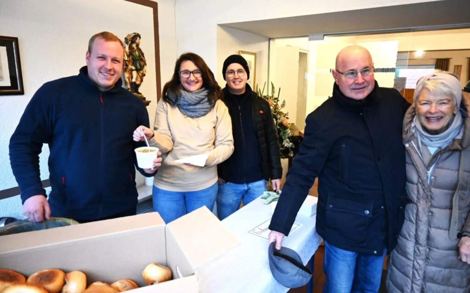 Das Königspaar Marc und Chantal Rayen gaben zur Eröffnung die Erbsensuppe aus. Foto: sam
