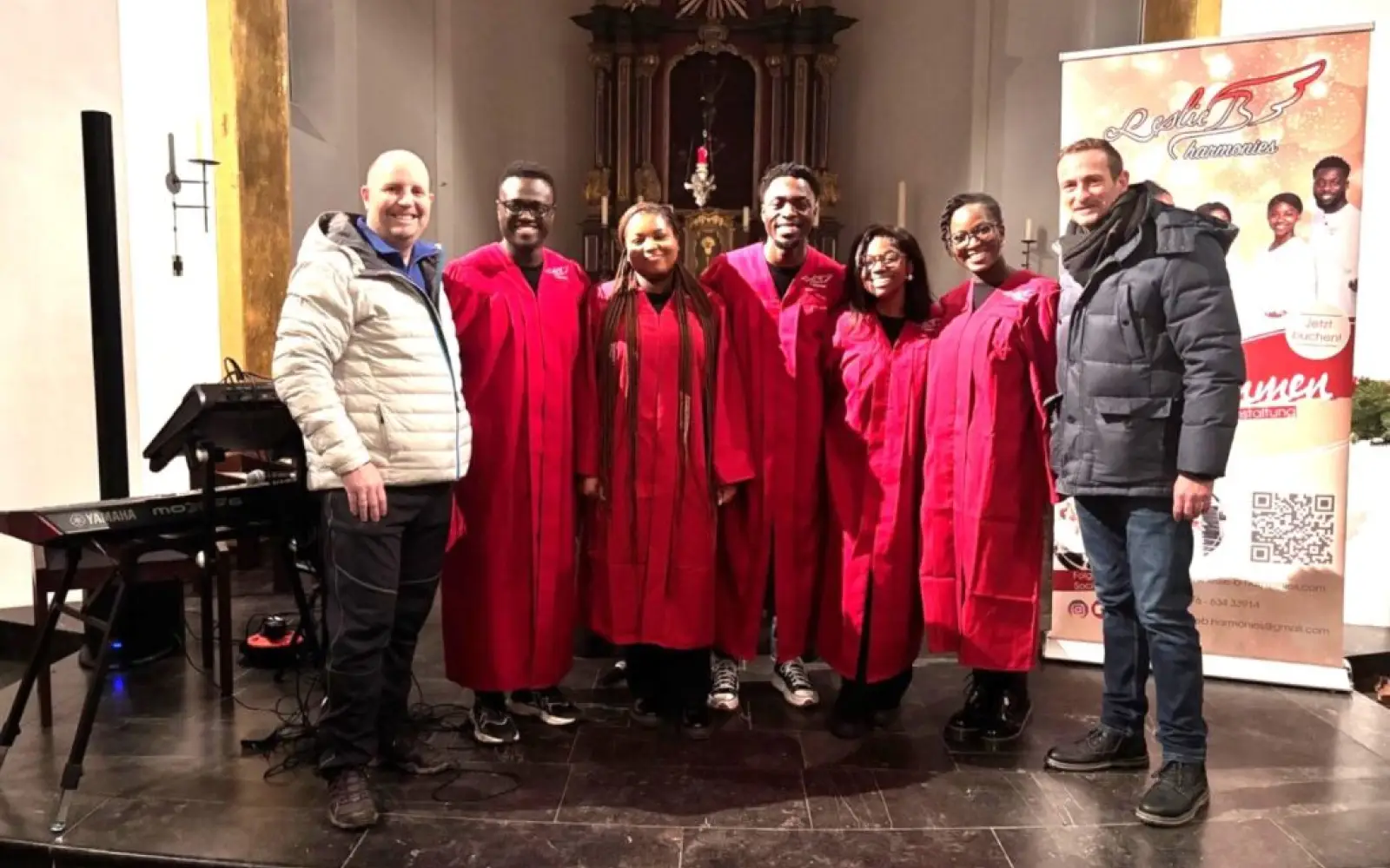 Den Gospelchor Leslie B. Harmonies begrüßten in der Kirche Brudermeister Tim Sittinger (rechts) und Kassierer Andreas Koch. Foto: Koch