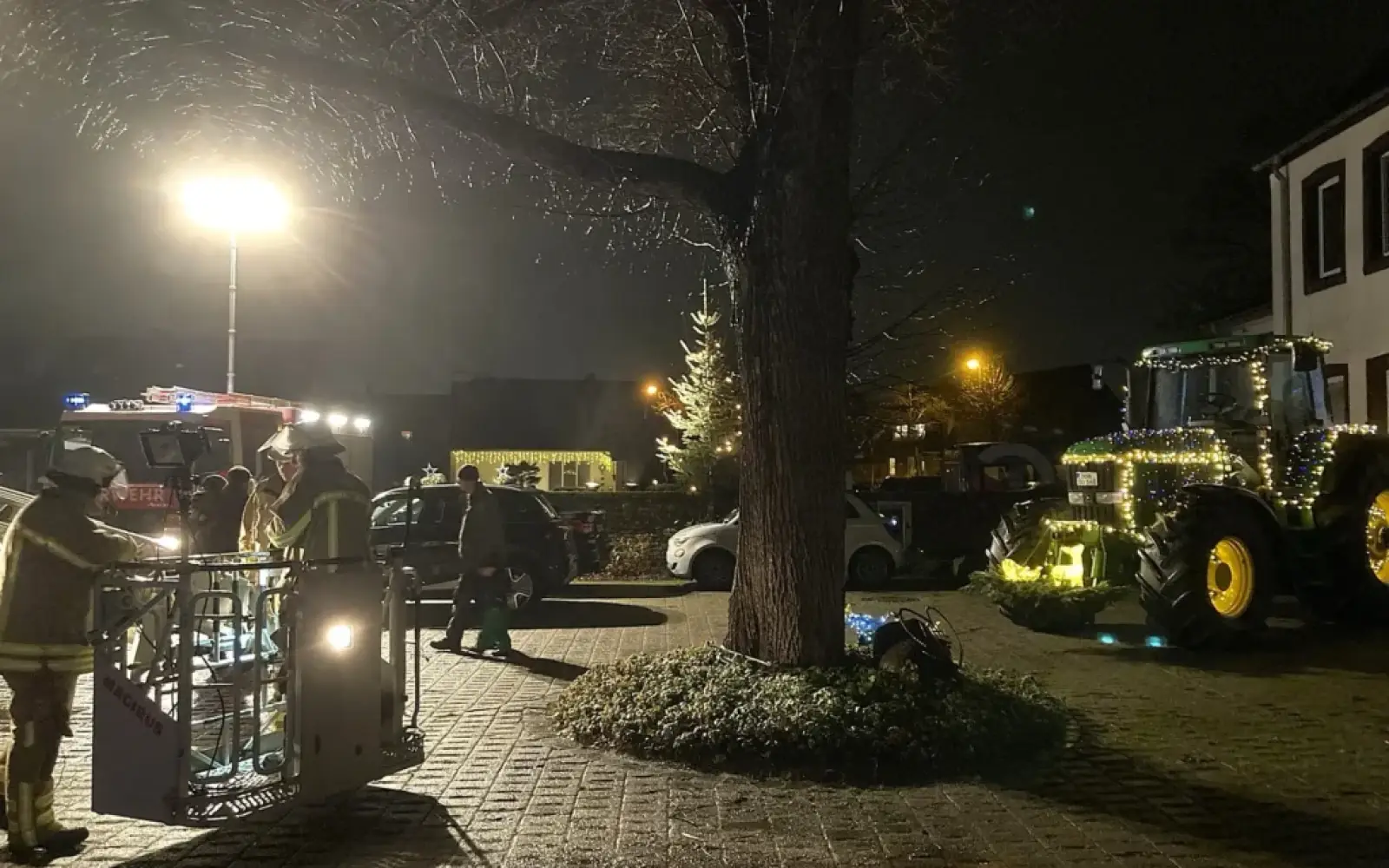 Bei der Beleuchtungsübung wurde auch der geschmückte Traktor gut ins rechte Licht gesetzt. Foto: sam