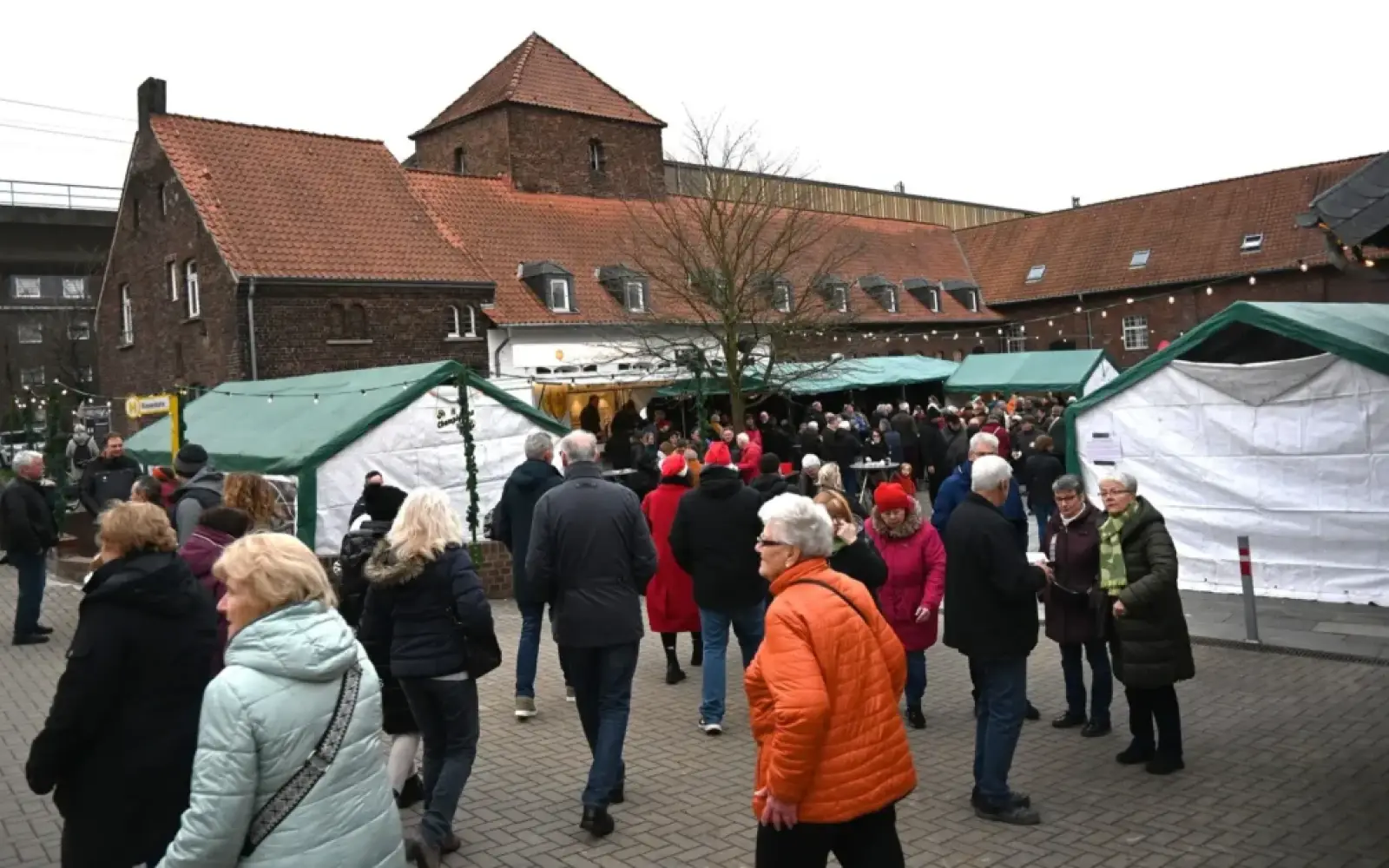 Die Huckinger Schützen bereiten wieder für das dritte Adventswochenende alles für den Weihnachtsmarkt am und im Steinhof vor. Archivfoto: sam
