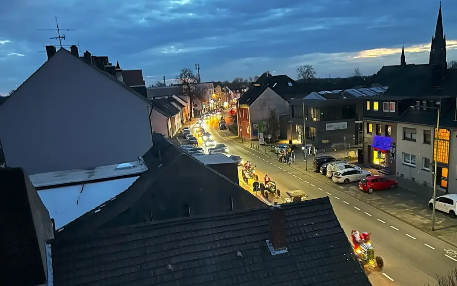Auch aus höher gelegenen Etagen war der außergewöhnliche Traktoren-Umzug zu bestaunen – wie hier in Huckingen. Foto: privat