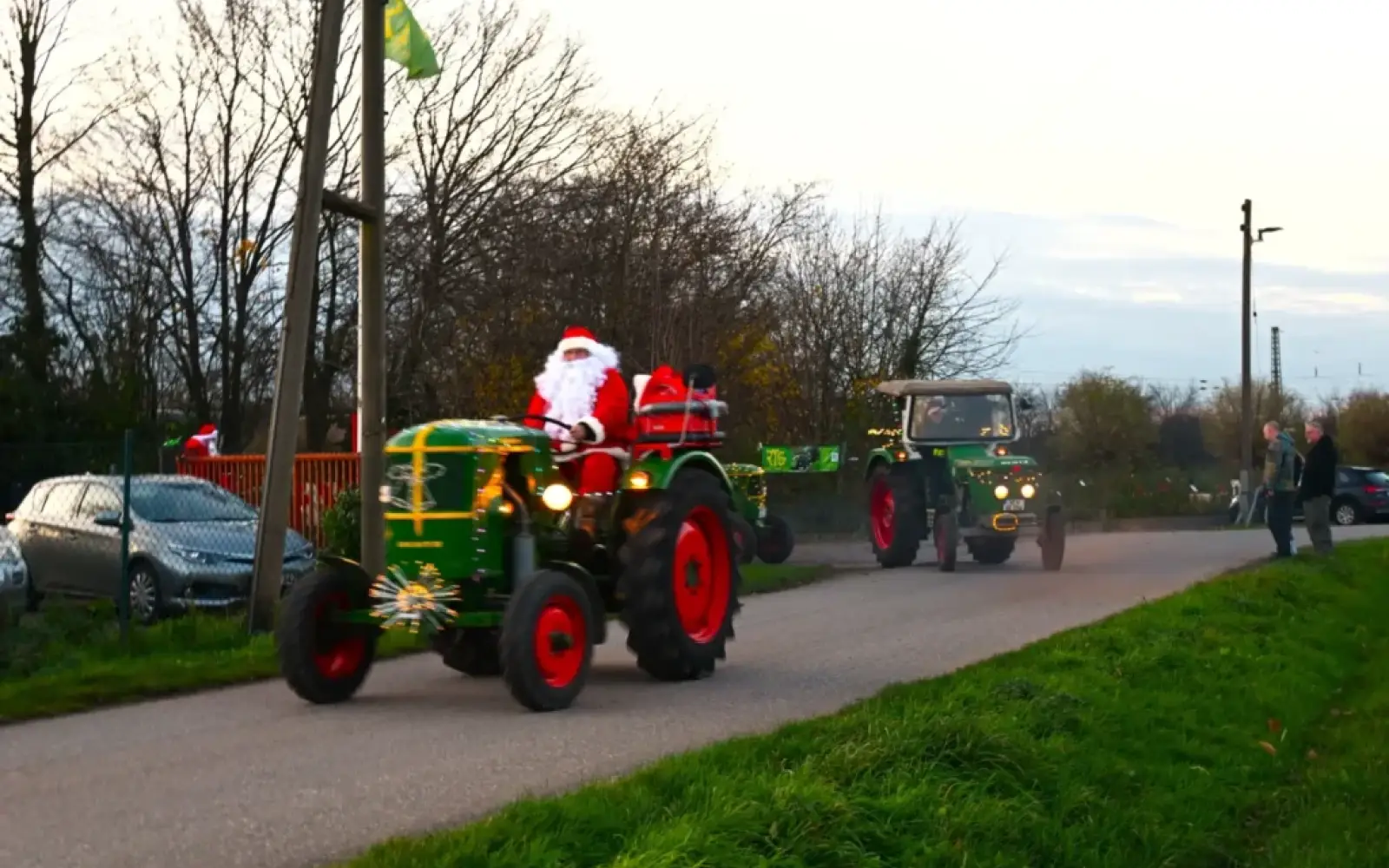 Man sah den „Weihnachtsmännern“ an, welchen Spaß sie auf ihren Traktoren hatten. Foto: sam