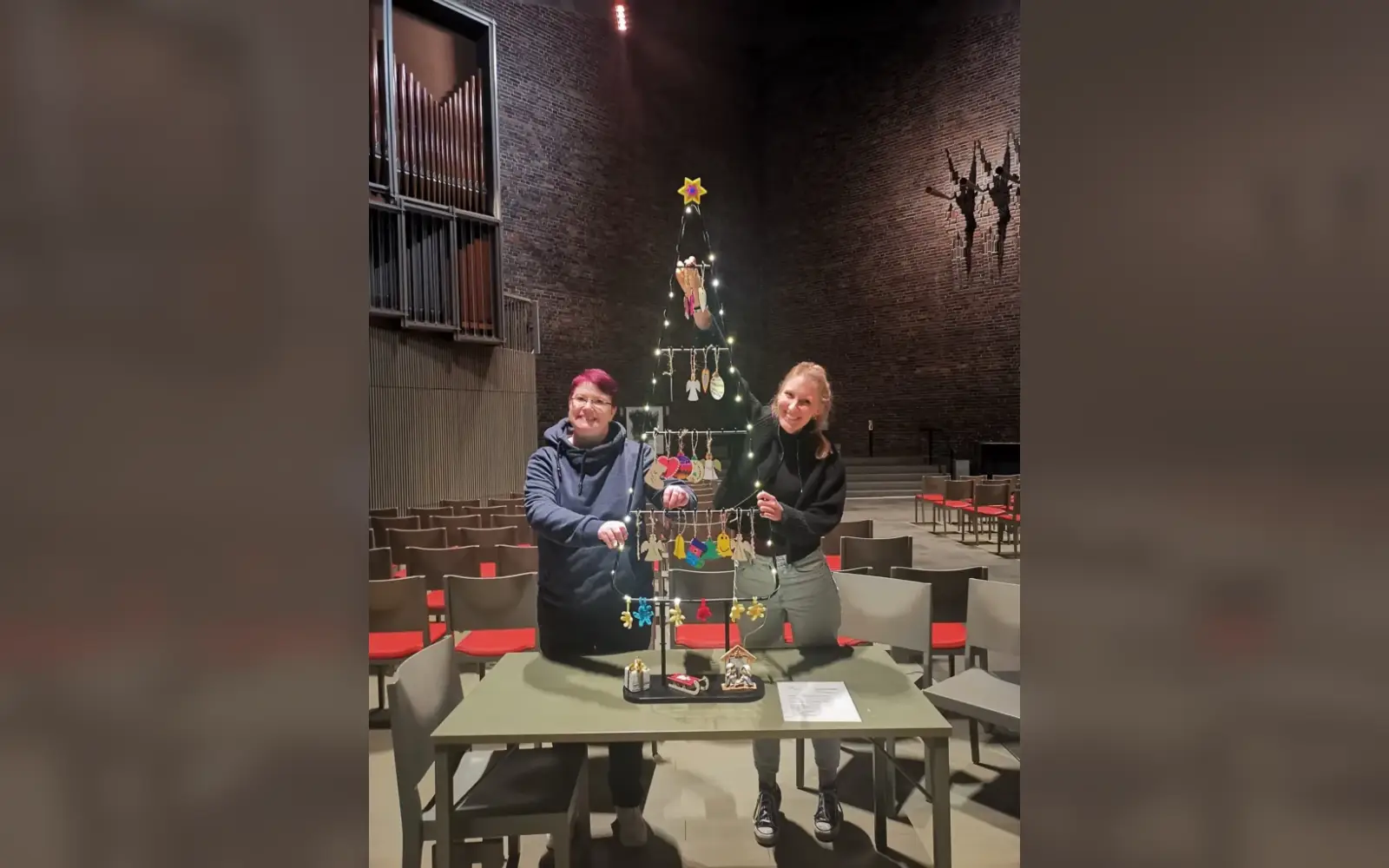 Nadine Danes und Julia Koopmann präsentieren den Wunschbaum in der Jesus-Christus-Kirche während der Adventszeit 2023. Foto: trinitatis-duisburg.de