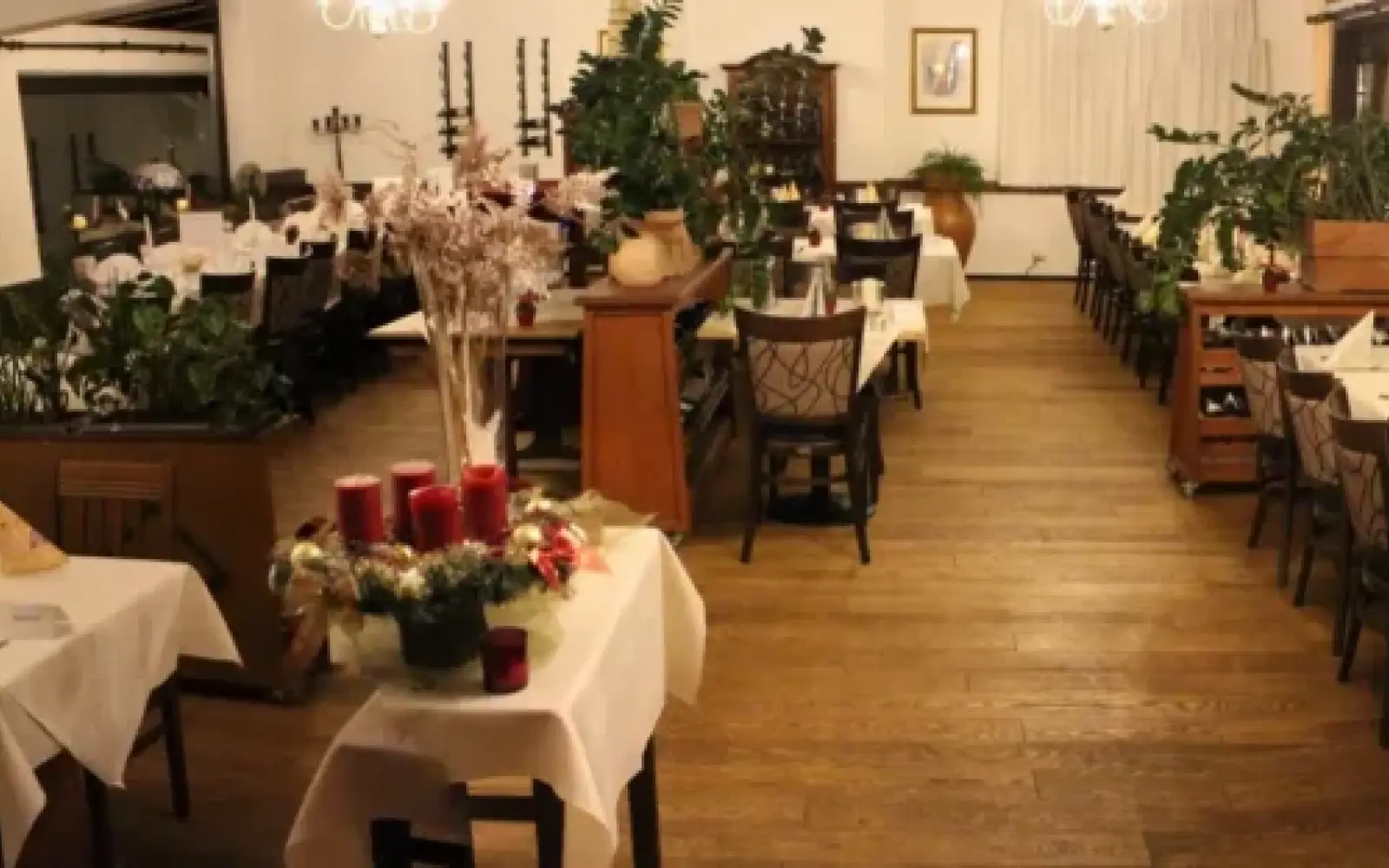 Festlich vorbereitet zeigt sich der Saal vor Weihnachten, der gerne auch für Familienfeierlichkeiten genutzt wird. Foto: vj