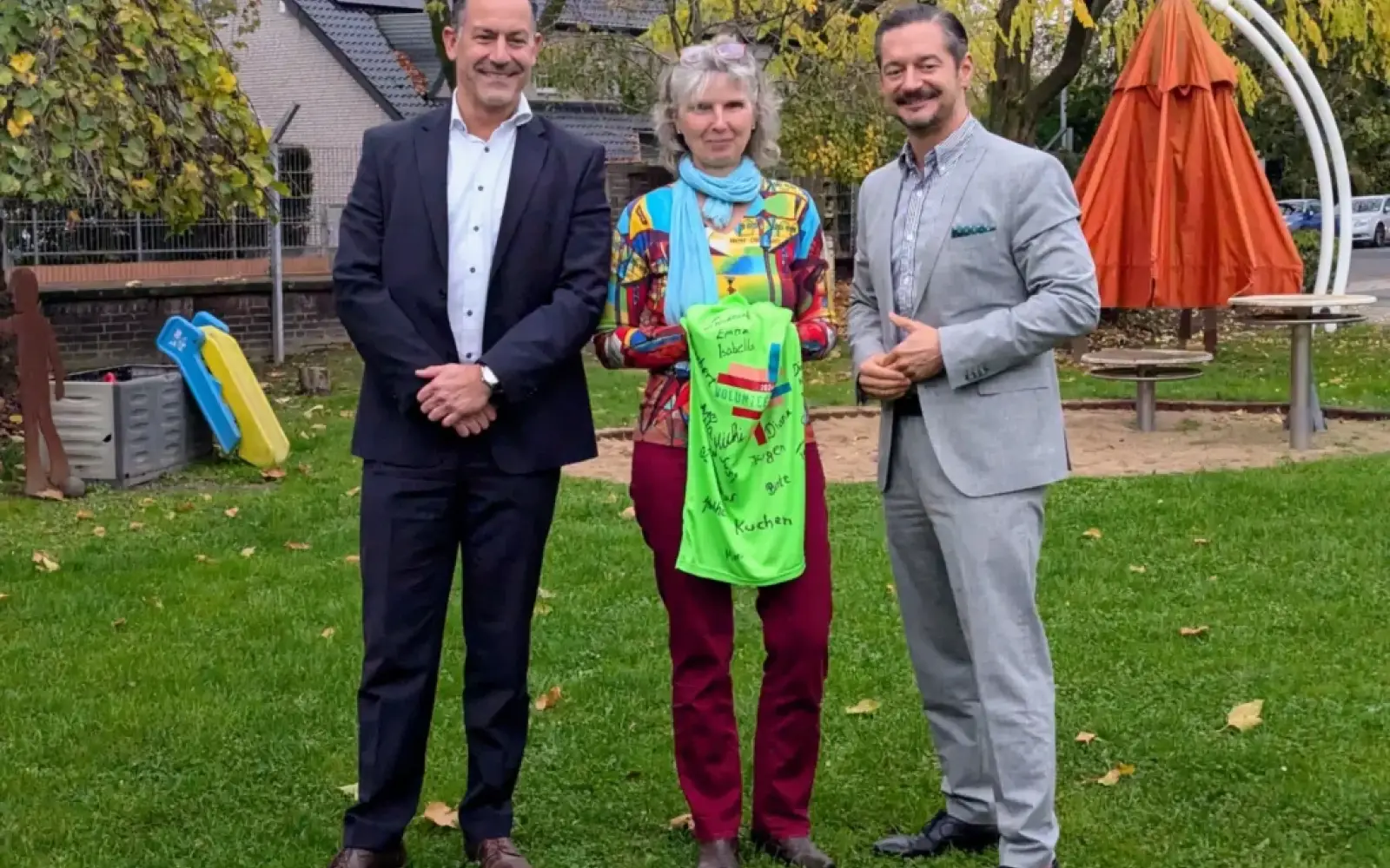 Emanuel Sageb (Anchor Running Crew), Anette Käbe (VKM Duisburg) und Marcel Groß (Sparkasse Duisburg-Stiftung) nach der offiziellen Übergabe der Spende im Garten des VKM-Kindergartens. Foto: ah