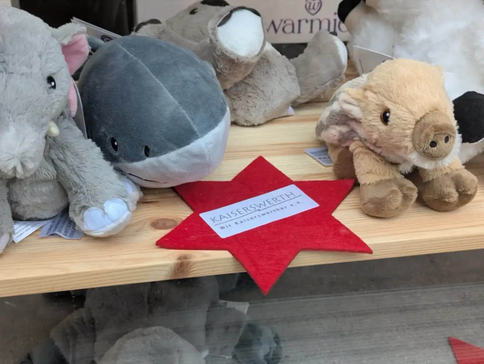 Rote Filzsterne mit dem Logo von „Wir Kaiserswerther e.V.“ locken Kinder zum Mitmachen beim Sterne-Gewinnspiel. Foto: ah
