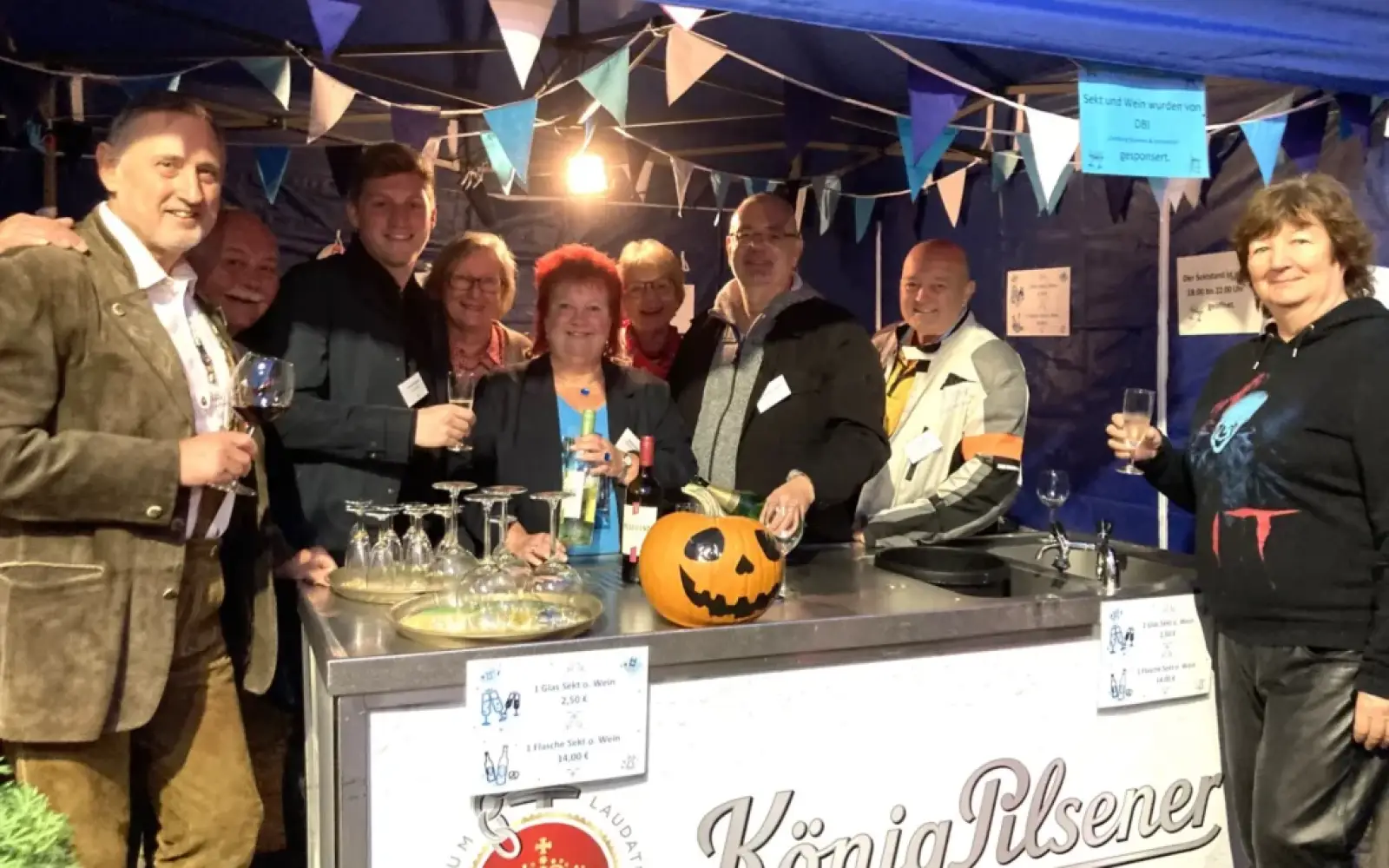 Für einen guten Zweck – den „Bunten Kreis“ – verkauften die Mandatsträger der Bezirksvertretung Duisburg-Süd Wein und Sekt an die Bürger.Foto: sam