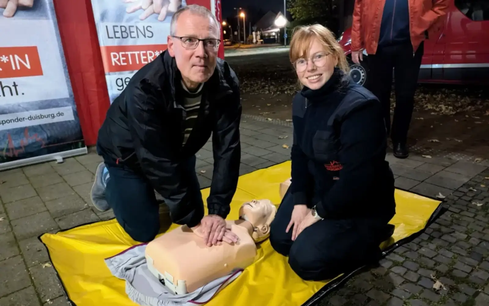 Reanimation will gelernt sein – Gäste hatten die Chance, dies an Puppen unter Anleitung von Astrid Sommer zu üben. Foto: ah