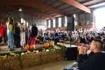 Unter der Leitung von Annette Erdmann (rechts) und Anke Schmock trugen die Kinderchöre der Gemeinde zum Gelingen des Familiengottesdienstes bei und sorgten für viel Bewegung. Foto: sam