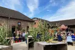 Nach dem Gottesdienst war der Innenhof zum geselligen Austausch vorbereitet – das Wetter spielte perfekt mit. Foto: sam