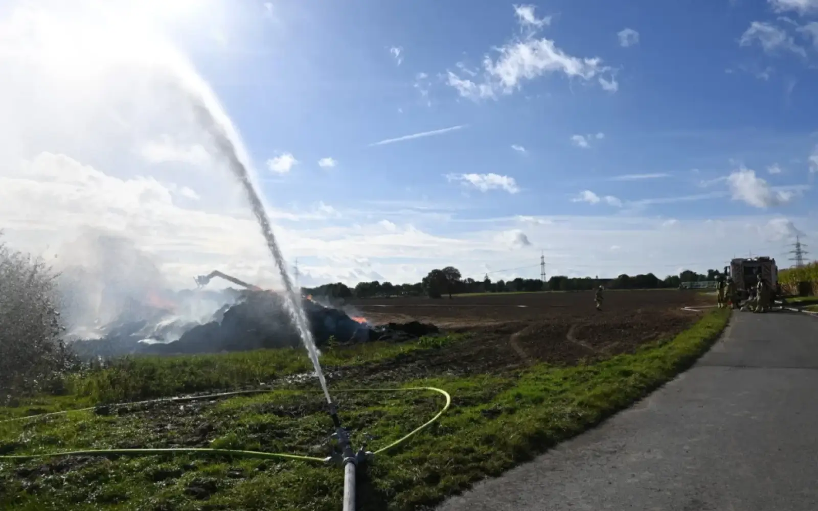 Etwa 20 Mitglieder der Freiwilligen Feuerwehr Mündelheim ließen die Strohballen kontrolliert abbrennen und verhinderten, dass sich der Brand ausweiten konnte. Ein Löschen war nicht möglich.
Foto: sam