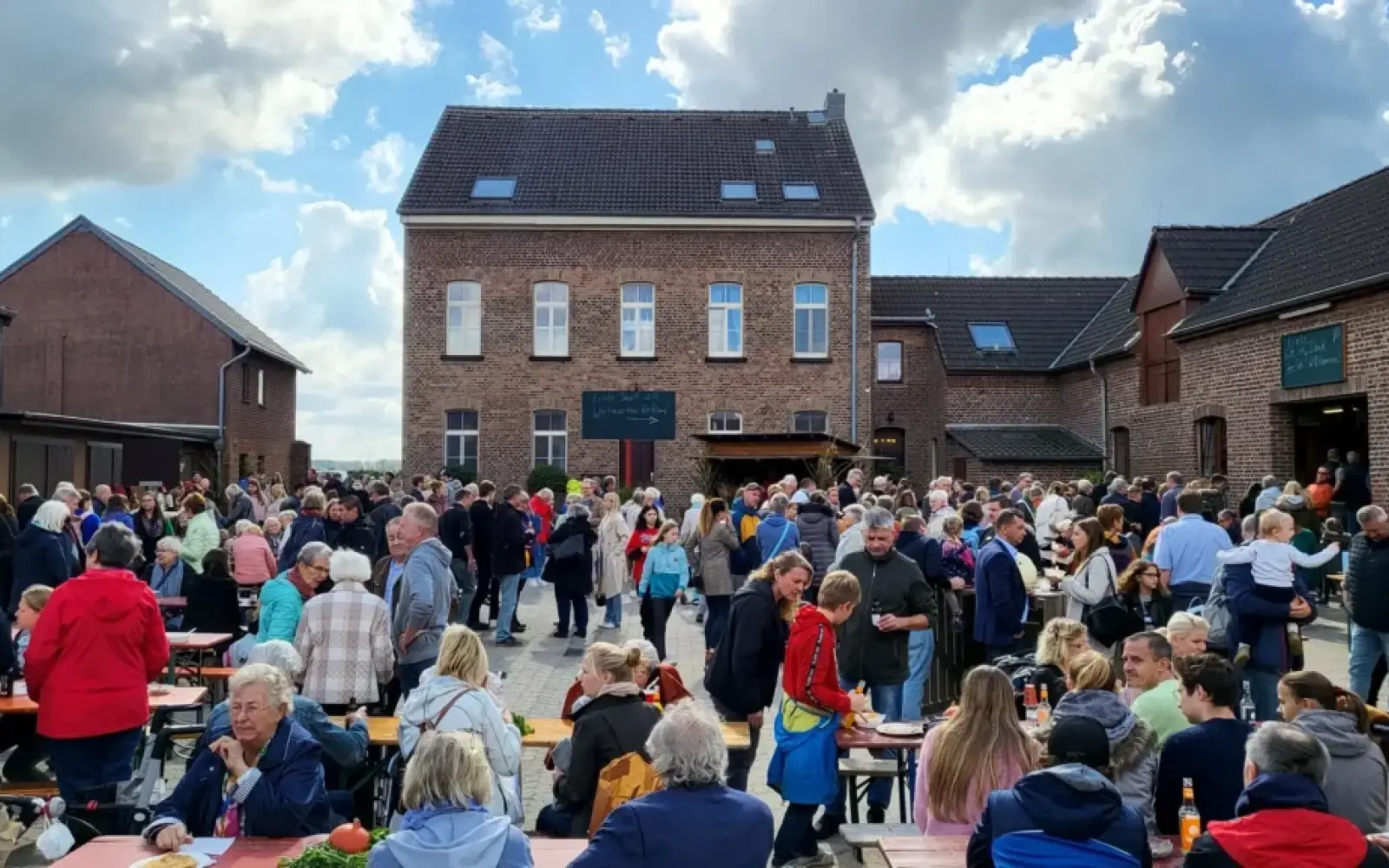 Viele Menschen nutzen das Erntedankfest, um sich nach dem Gottesdienst auszutauschen. Archivfoto: www.evgds.de