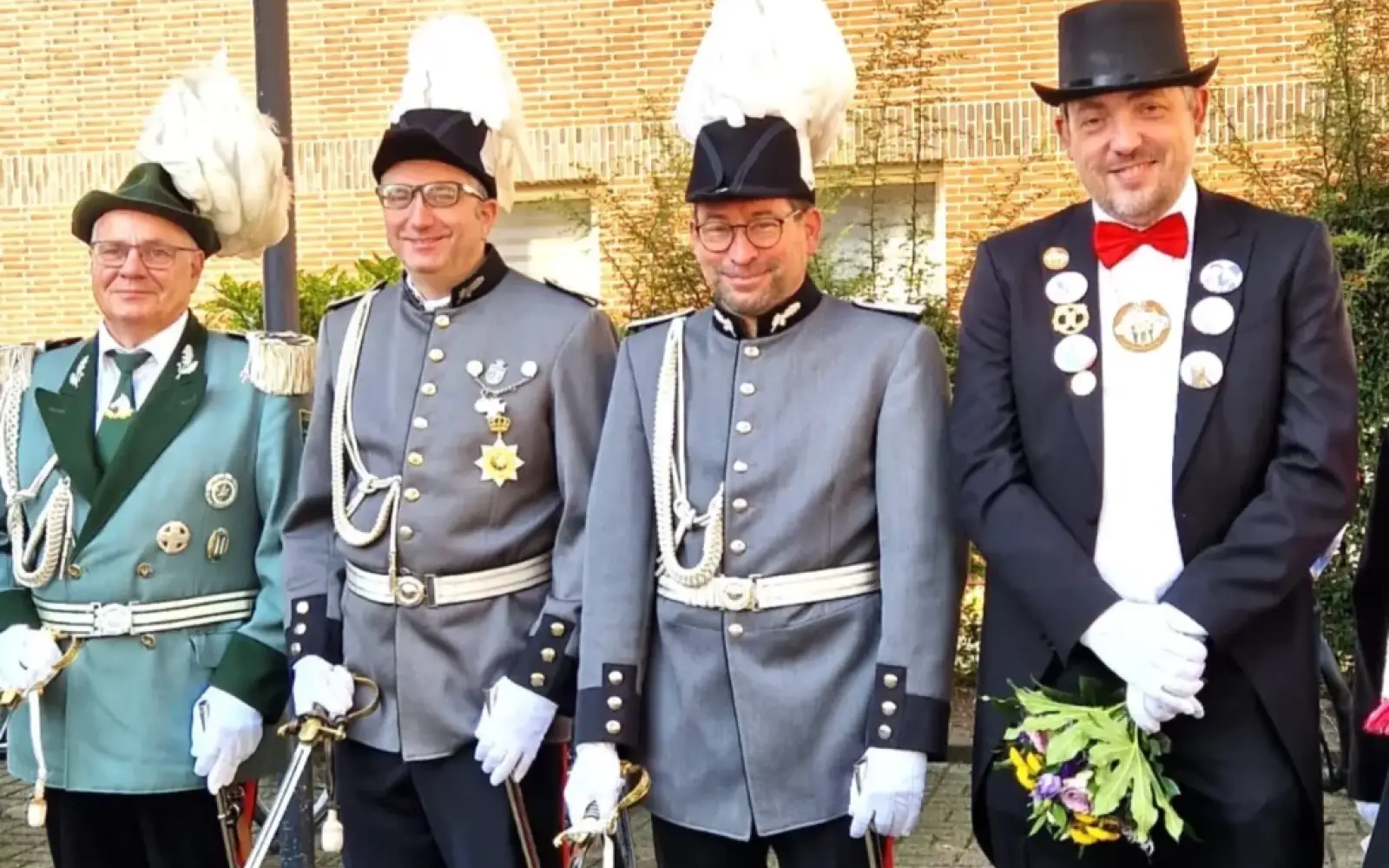 Mitglieder aus vielen Vereinen des Dorfes geleiteten das Jubelpaar zum „Landgasthof Schenke“. Foto: privat