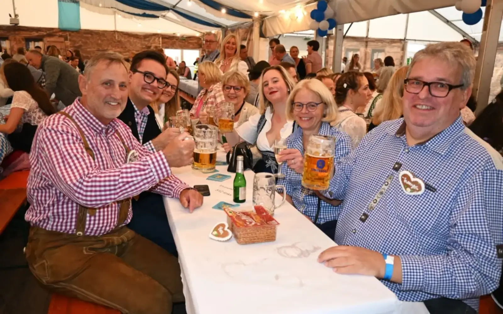 Vertreterinnen und Vertreter verschiedener Parteien können auch zusammen feiern! Foto: sam