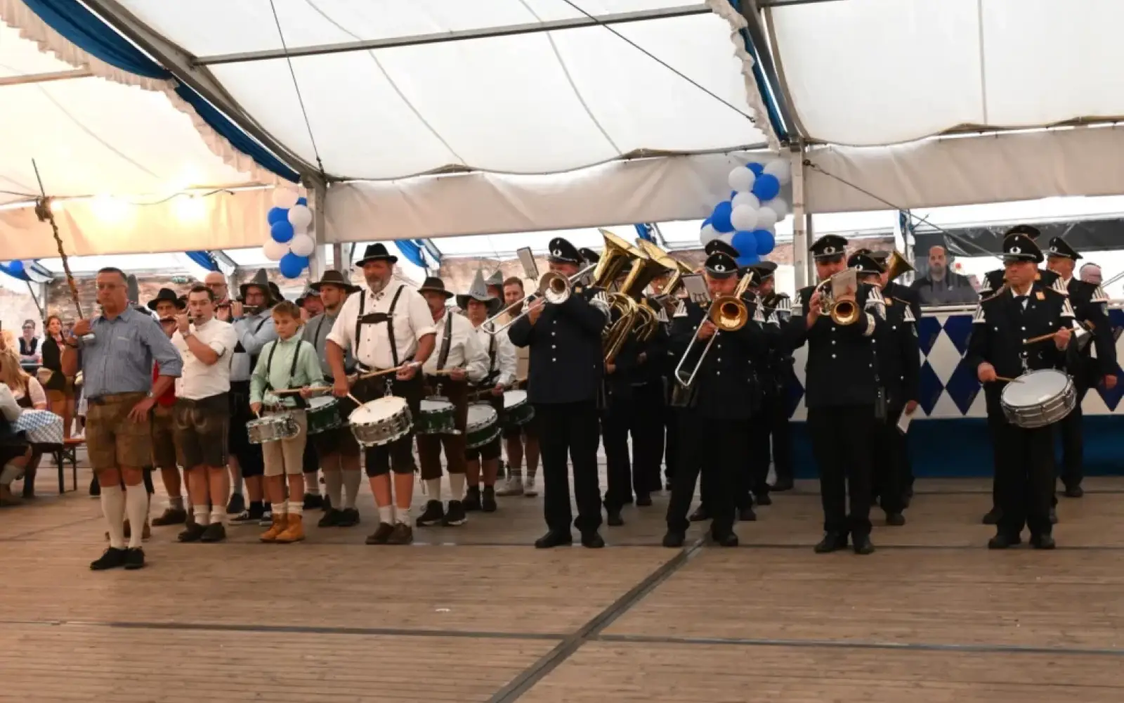 Das Tambourcorps Serm und die Schützenkapelle Neuss-Furth spielte die Schützen und Würdenträger ins Festzelt. Foto: sam