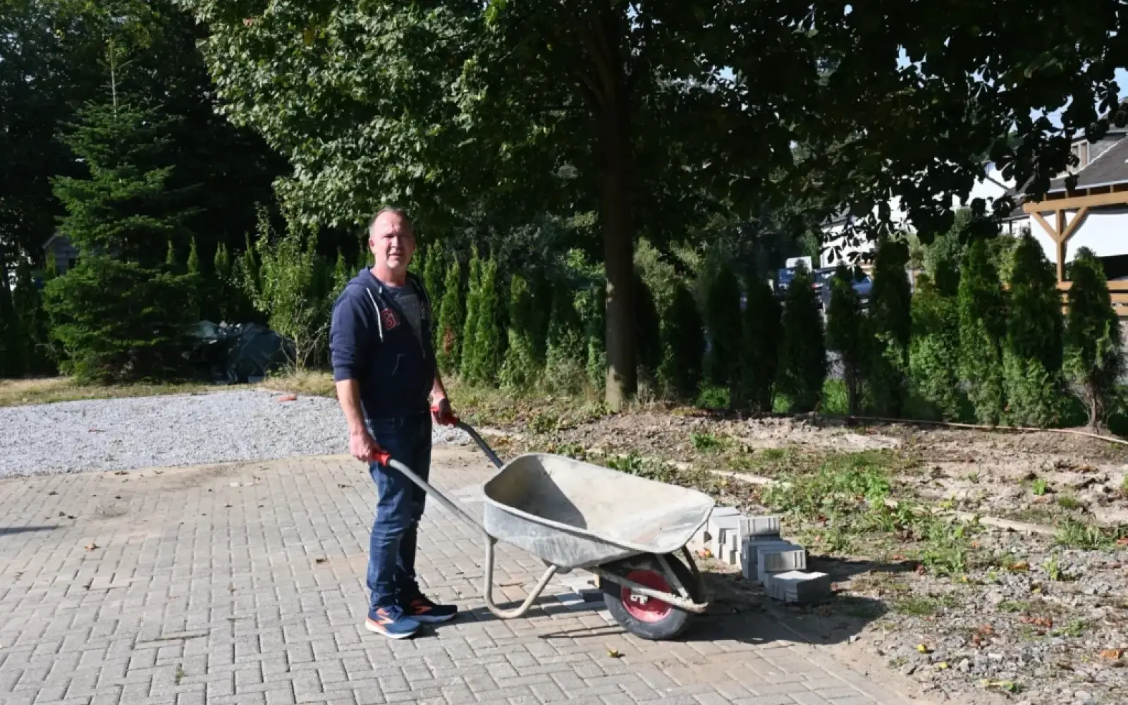 Holger Ostwald muss noch einiges vorbereiten, damit die Händler ab dem 19. Oktober auf dem Rahmer Wochenmarkt ihre Produkte anbieten können. Wer kann helfen? Foto: sam