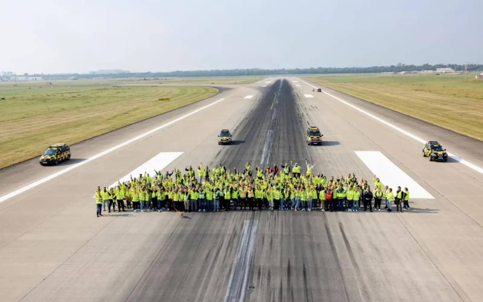 Rund 250 Teilnehmer des FOD-Walks auf der nördlichen Start- und Landebahn des Flughafens Düsseldorf. Foto: Flughafen Düsseldorf / Andreas Wiese