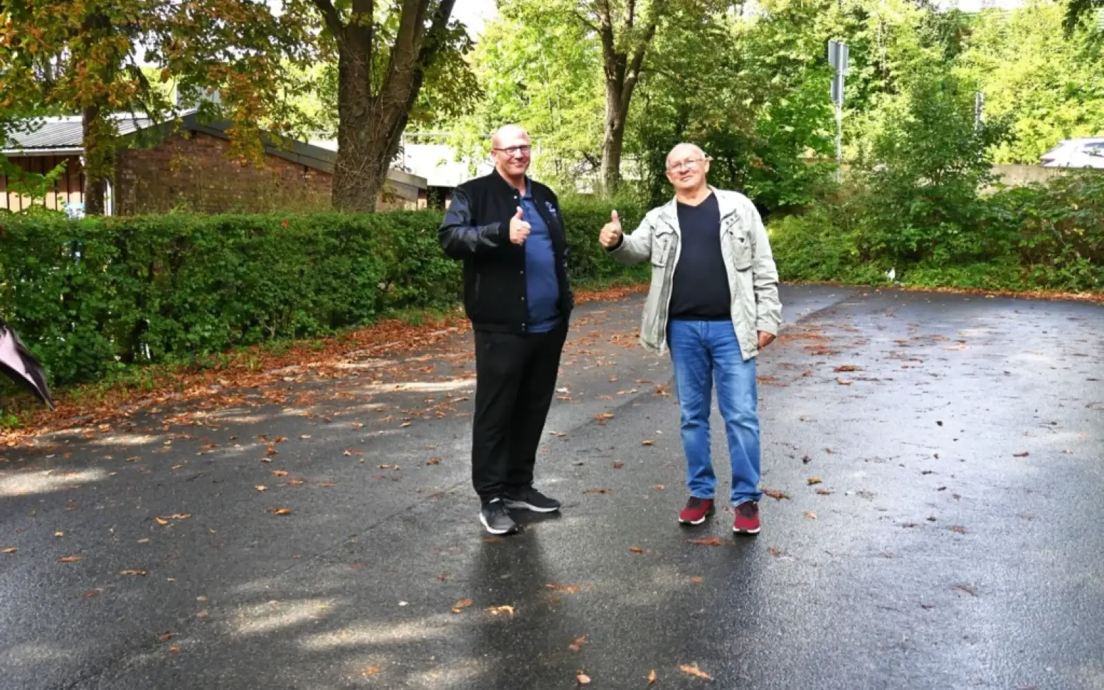 In der Ecke dieses Parkplatzes, nahe am noch geöffneten Edeka-Markt, könnten sich Jürgen (rechts) und Torsten te Paß gut vorstellen, dass hier mehrere Stände mit frischen Lebensmitteln aufgebaut werden könnten. Wer hat Interesse? Foto: sam