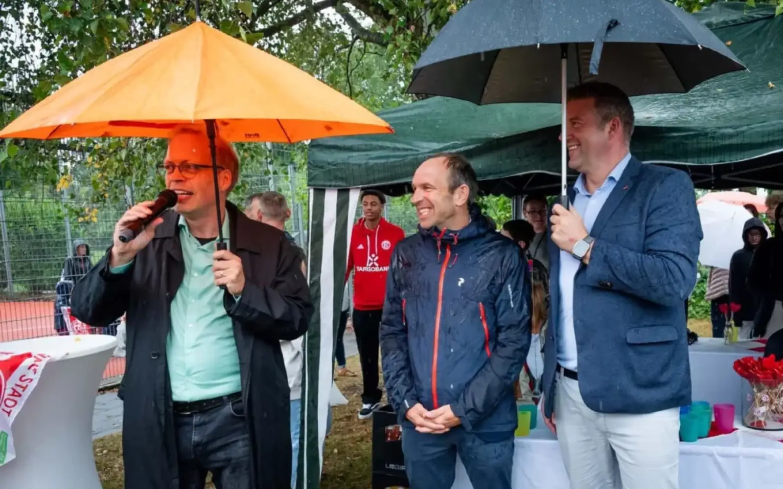 Ulrich Christenn von Aktion Lichtblicke, Fortuna-Chef Alexander Jobst und Schulleiter Benedikt Florian (von links) bei der feierlichen Einweihung. Foto: Dirk Bannert / Graf Recke Stiftung