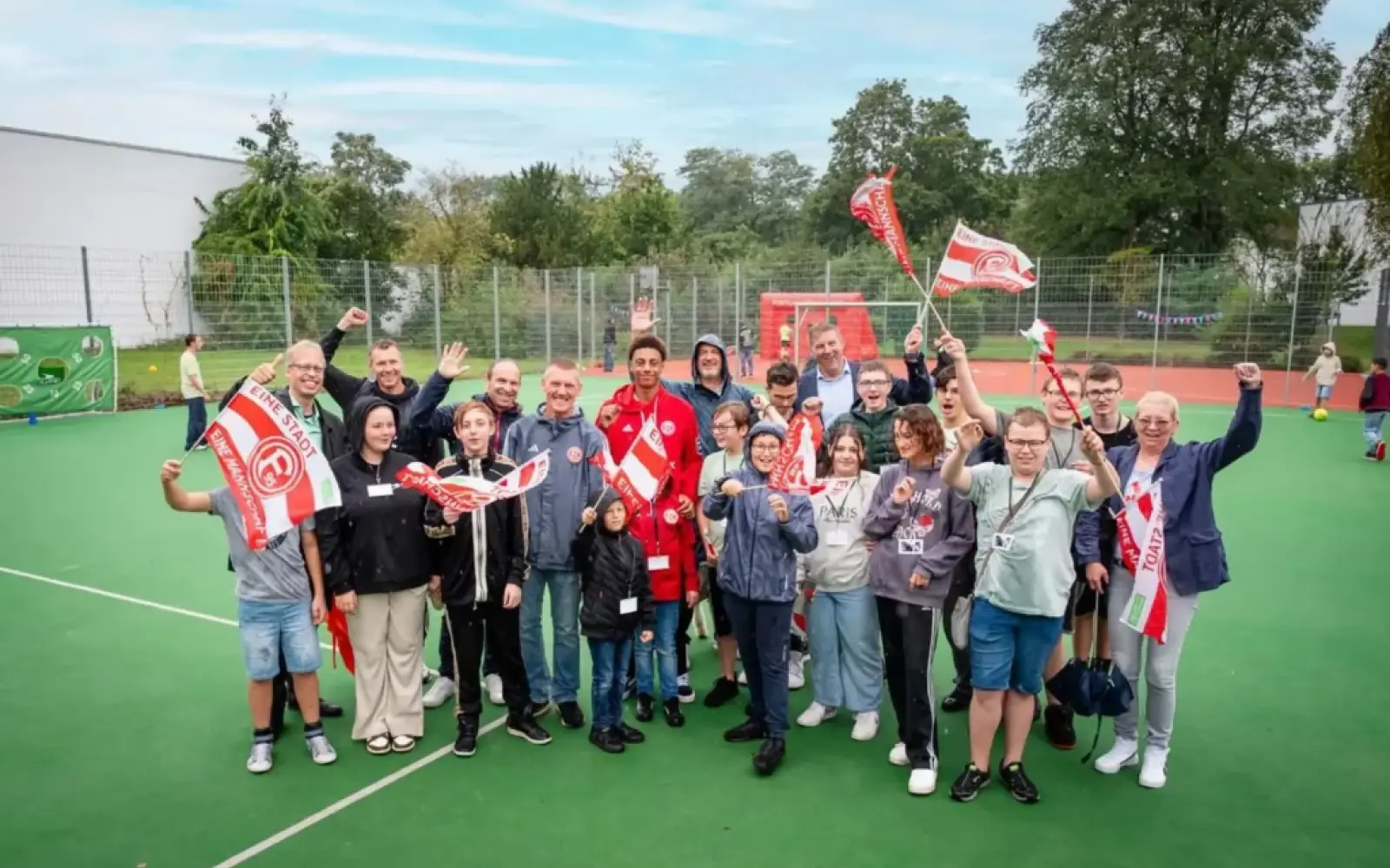 Super Stimmung auf dem neuen Bolzplatz trotz Regen. Foto: Dirk Bannert / Graf Recke Stiftung