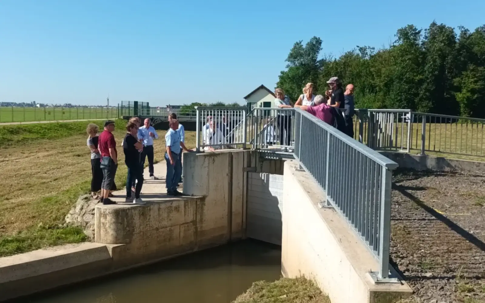 Bei bestem Wetter erfahren die Vorstandsmitglieder des BRW wie der Hochwasserschutz an Anger und Schwarzbach verbessert wird. Foto: BRW