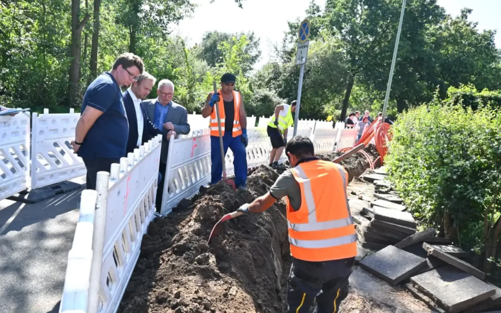 Falko König, Gigabitkoordinator der Stadt Duisburg, schaute sich mit Martin Murrack und Hartmut Kühn die Baustelle Am Bruchgraben an (von links). Foto: sam