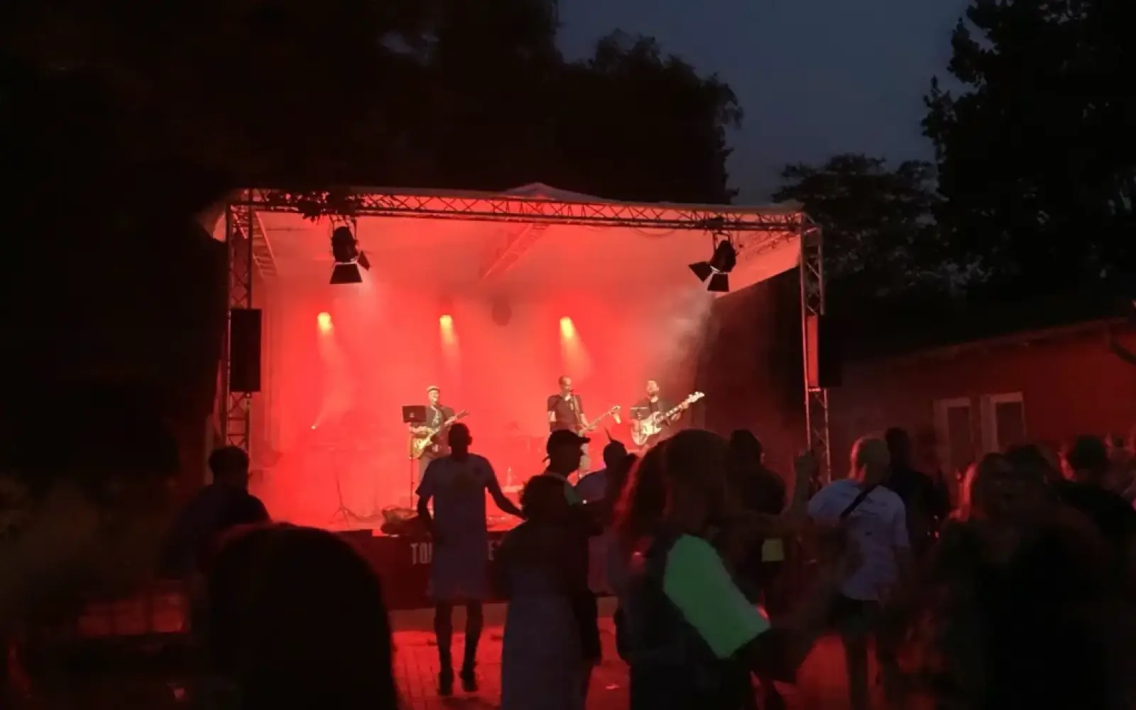 Den einsetzenden Regen fanden viele Gäste auf der Platzanlage in Rahm erfrischend – sie genossen die tolle Musik von „Tonkomplex“. Foto: sam'