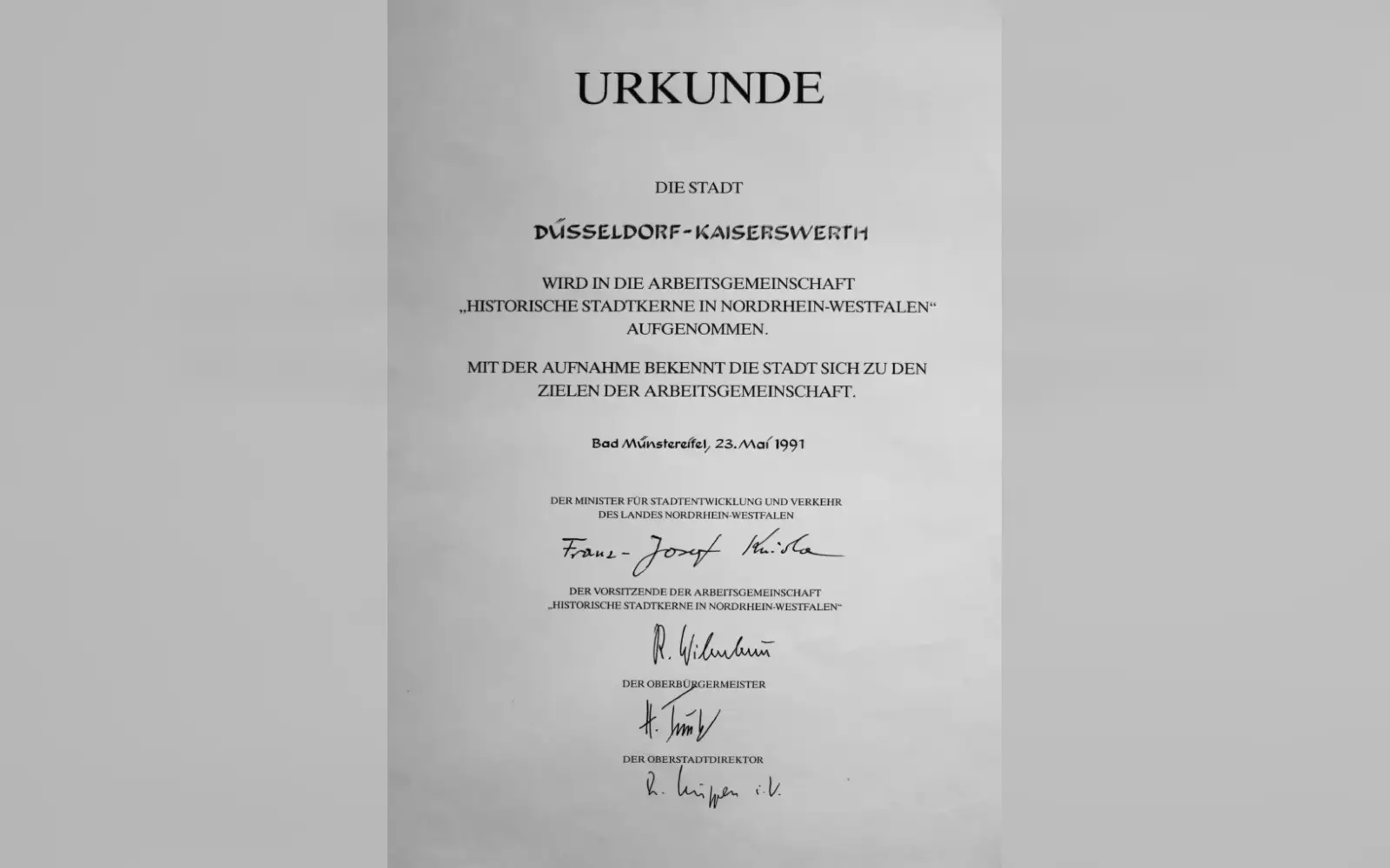Urkunde über die Mitgliedschaft Kaiserswerths zur Arbeitsgemeinschaft historischer Stadtkerne in NRW