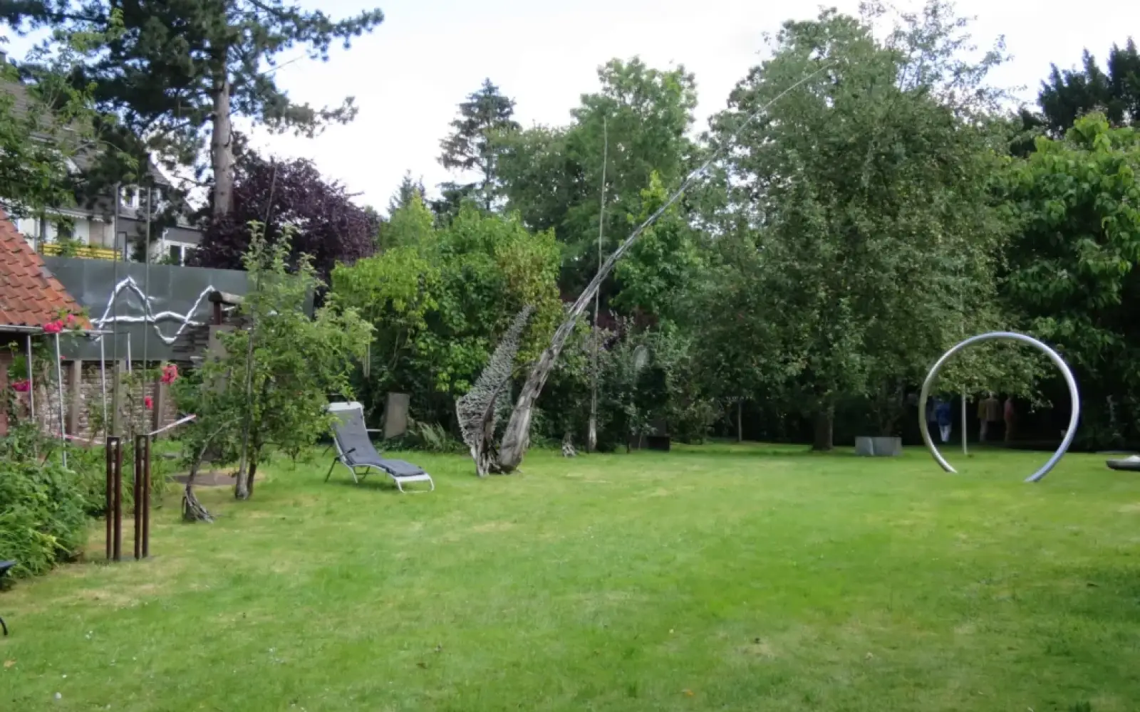 Ein 17 m hoher Pylon und ein „Loop“ von Friederich Werthmann. Foto: hs