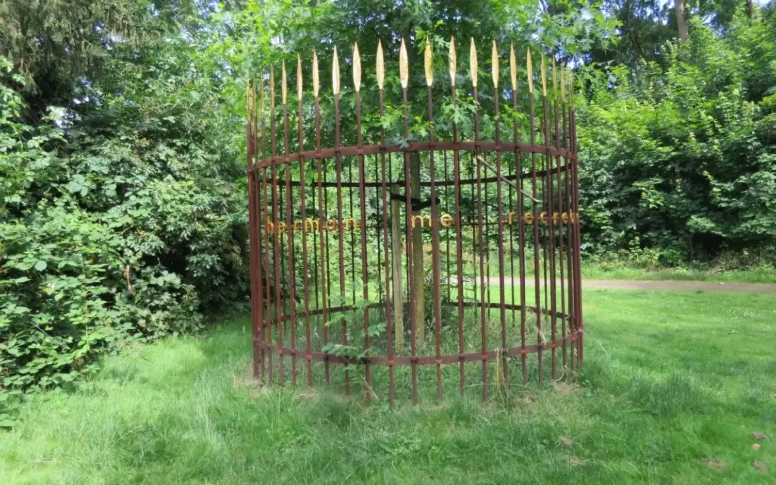 Eine der dauerhaften Skulpturen im Lantz`schen Park: Die von Bonifatius
gefällte heilige Eiche der Germanen hat der niederländische Künstler Herman de Vries hier wieder gepflanzt. Foto: hs