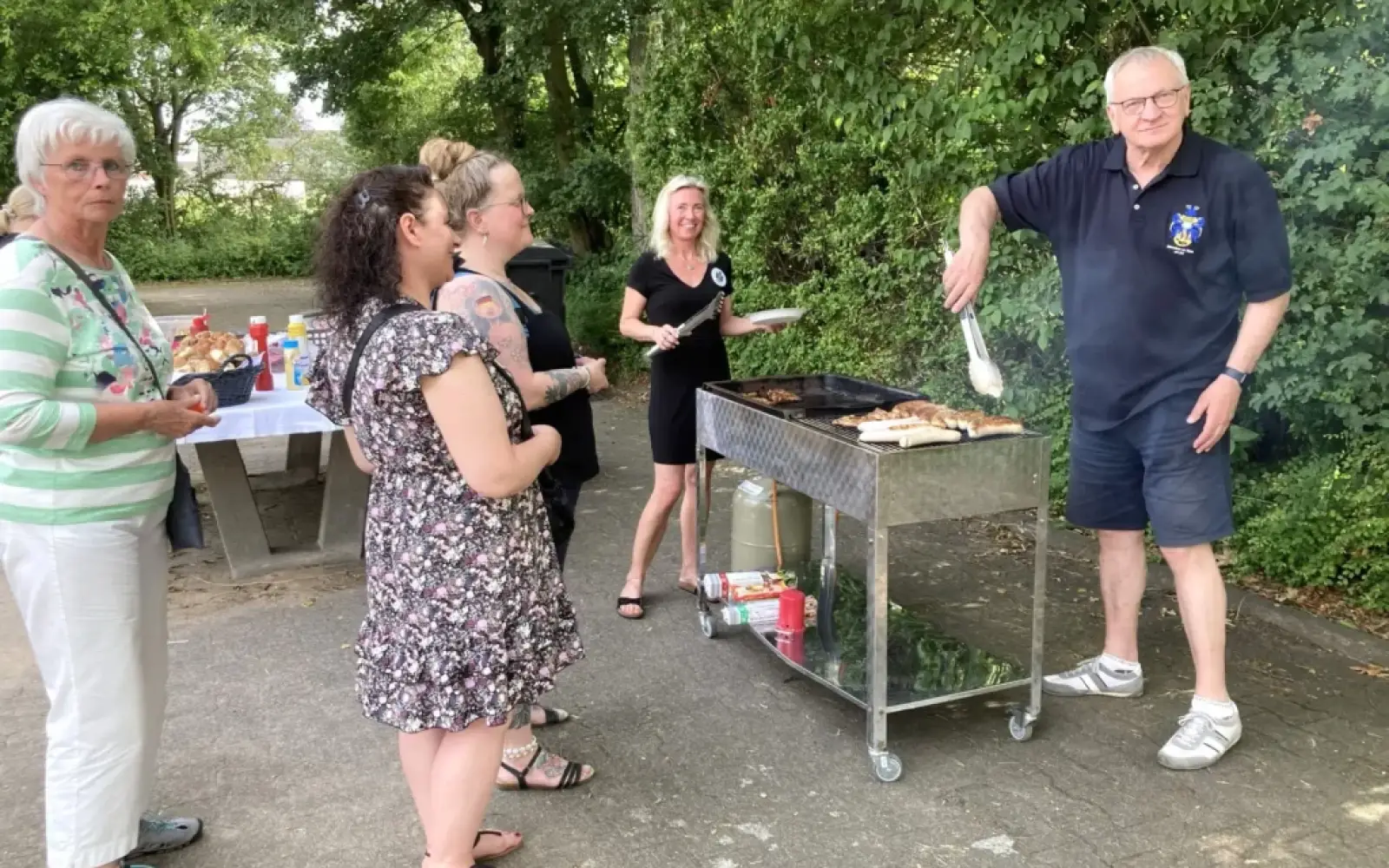 Klaus-Jürgen Drechsler, langjähriger Vorsitzender des Bürgervereins Mündelheim, servierte mit
anderen Mitgliedern leckeres Grillgut. Foto: sam
