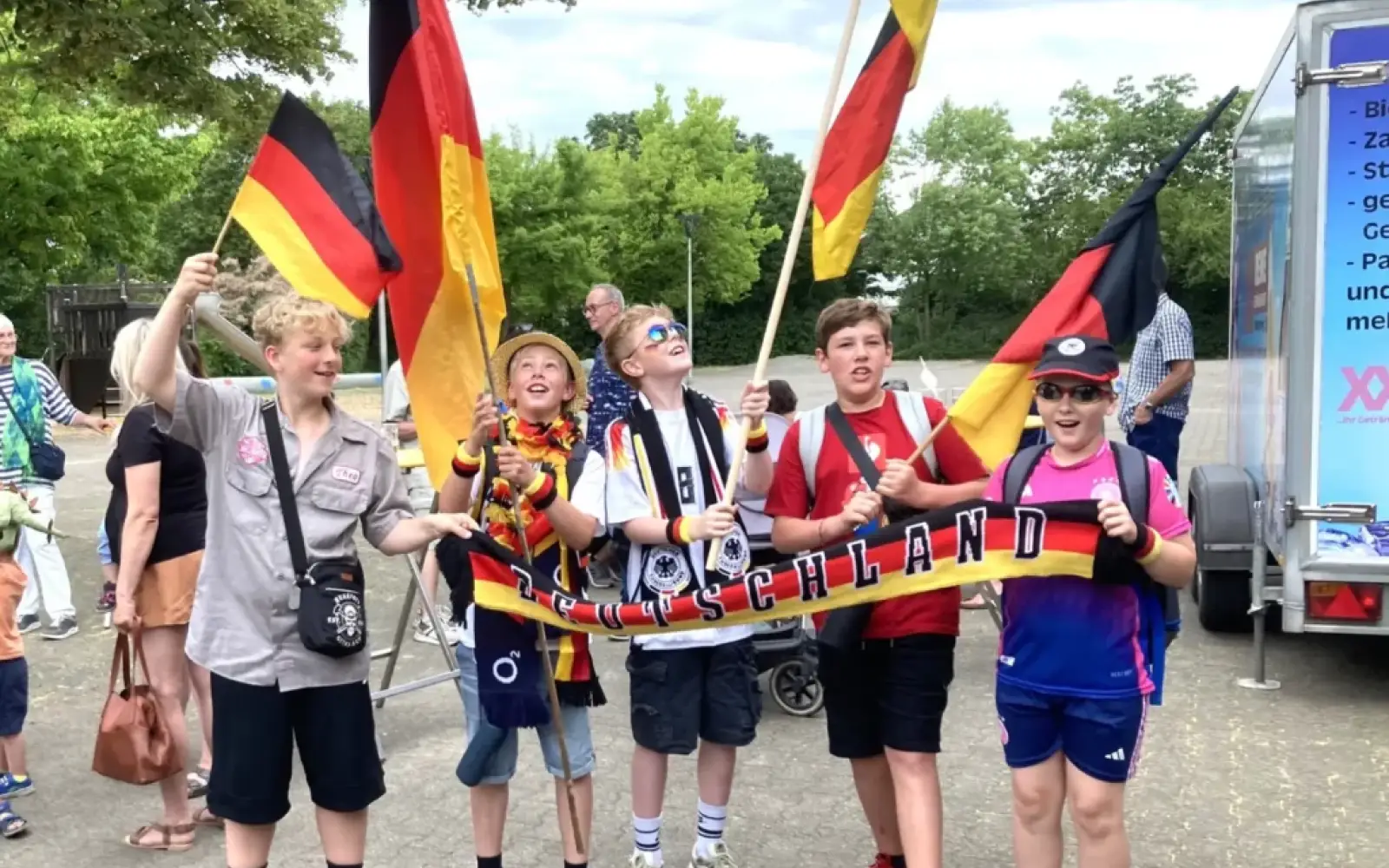 Bereit zum Jubeln: Diese Jungs warten gebannt darauf, die deutsche Nationalmannschaft beim EM-
Spiel anzufeuern. Foto: sam