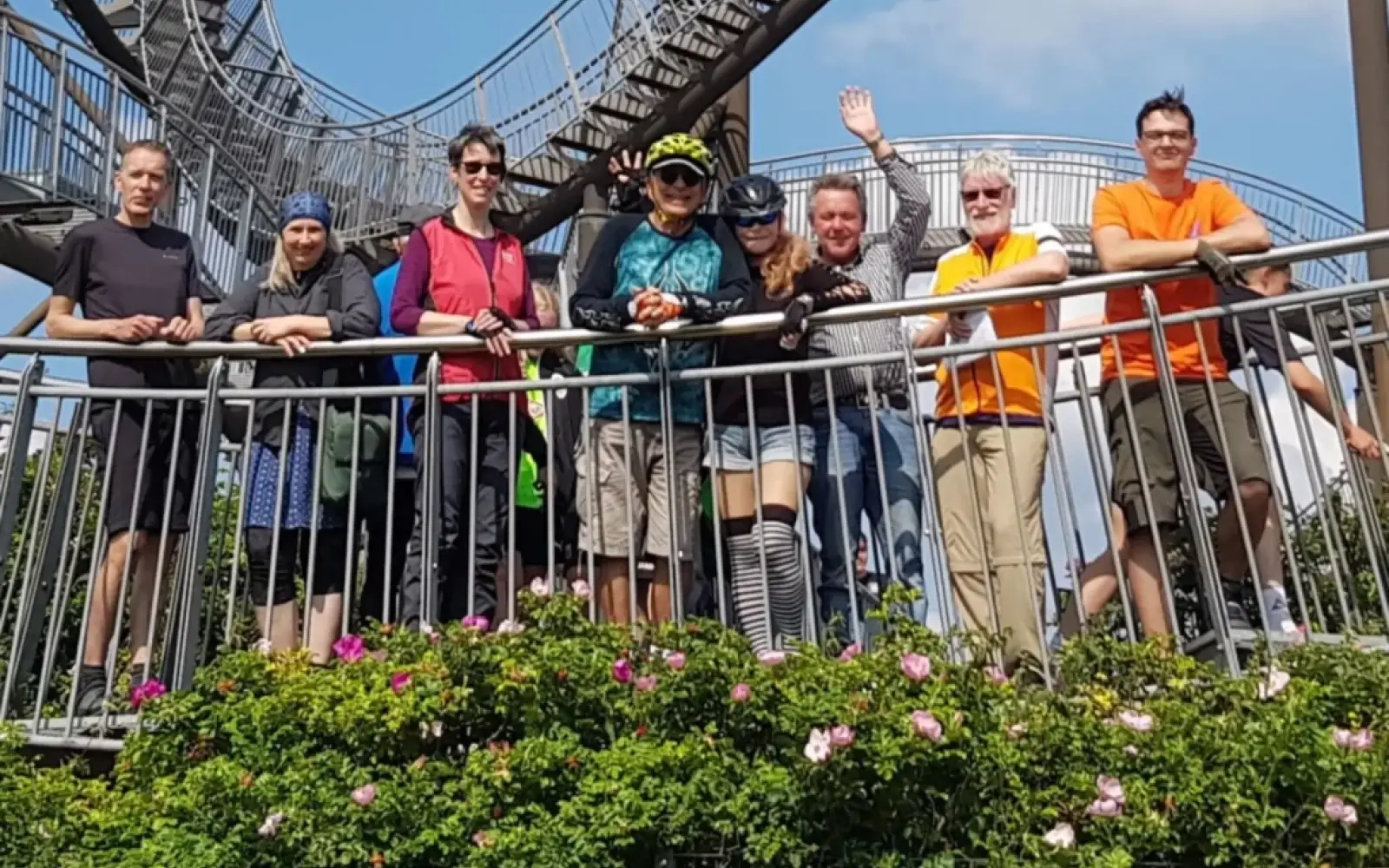 ADFC-Mitglieder und Gäste aus Brasilien genießen die Radtour vor dem Wahrzeichen Tiger & Turtle in Duisburg. Foto: ADFC