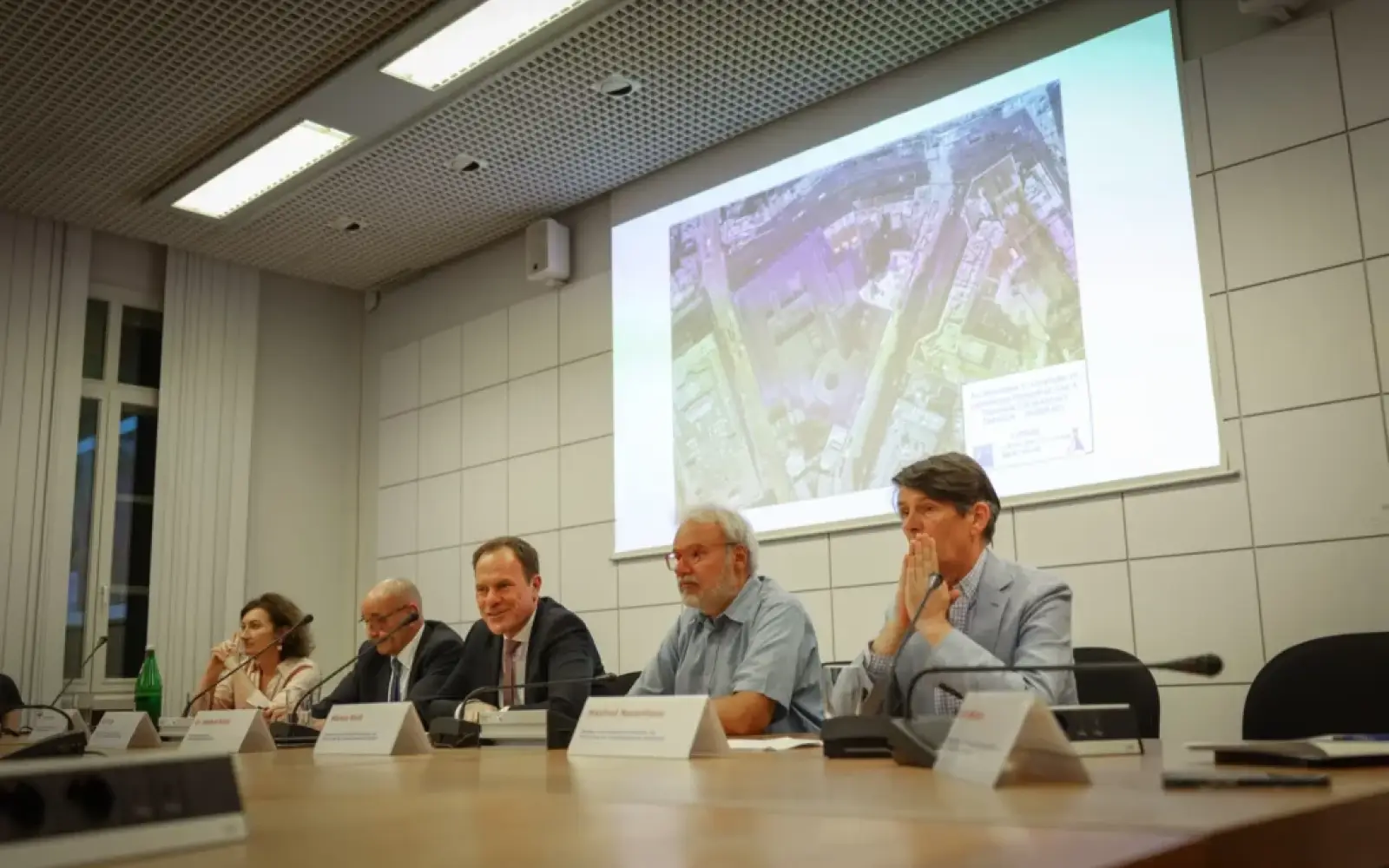 Bei der PK zum Opernhaus der Zukunft am Wehrhahn (v.r.): Manfred Neuenhaus (FDP), Markus Raub (SPD), OB Dr. Stephan Keller, Rolf Tups (CDU) sowie Miriam Koch, Beigeordnete für Kultur und Integration.
© Landeshauptstadt Düsseldorf/Melanie Zanin