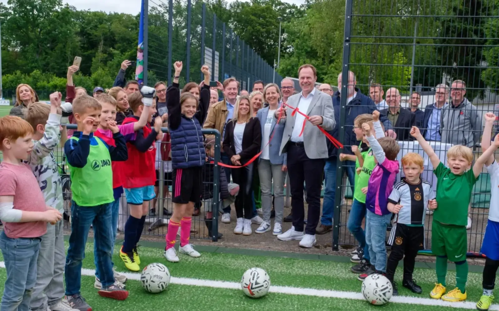 Die Bezirkssportanlage Freiheitshagen in Angermund hat ein weiteres Spielfeld mit Kunstrasen erhalten. Oberbürgermeister Dr. Stephan Keller eröffnete den neuen Kunstrasenplatz am Freitag, 14. Juni
© Landeshauptstadt Düsseldorf/Uwe Schaffmeister