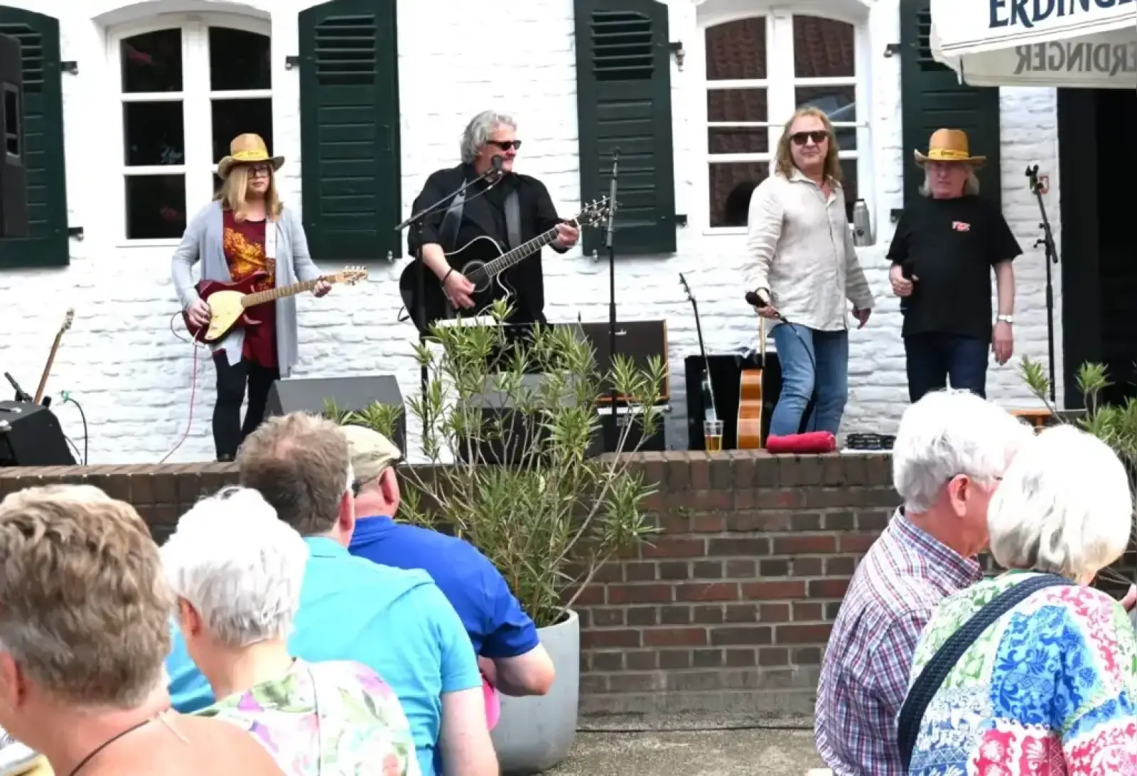 Die FKK-Band um Kim Merz (rechts) bot wieder perfekte Musik zum Vatertag am Steinhof. Gast war
Stefan Werner (2. von rechts). Foto: sam