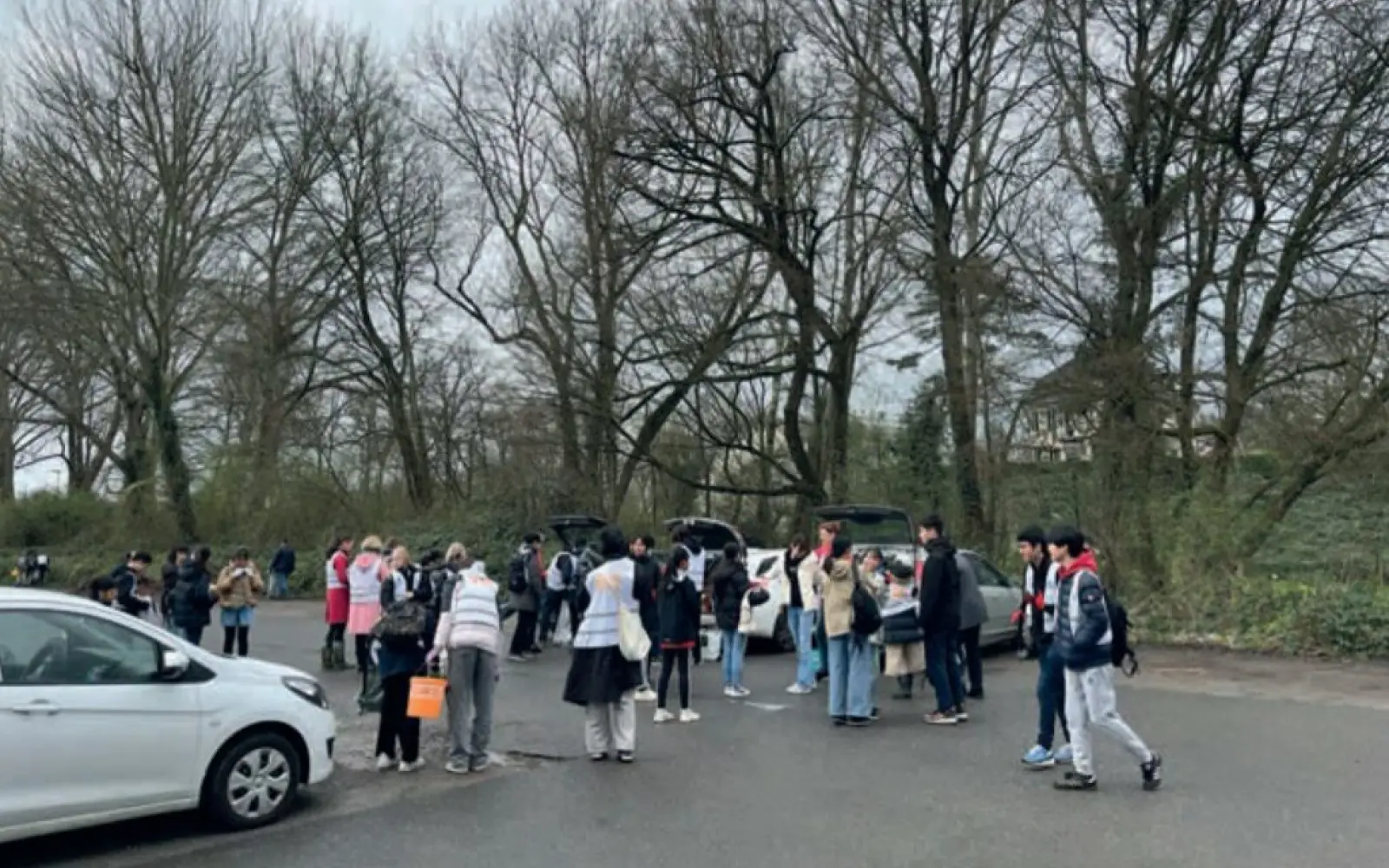 Zum Start rüsten sich alle mit Westen, Greifern, Handschuhen und Tüten aus. Fotos: privat