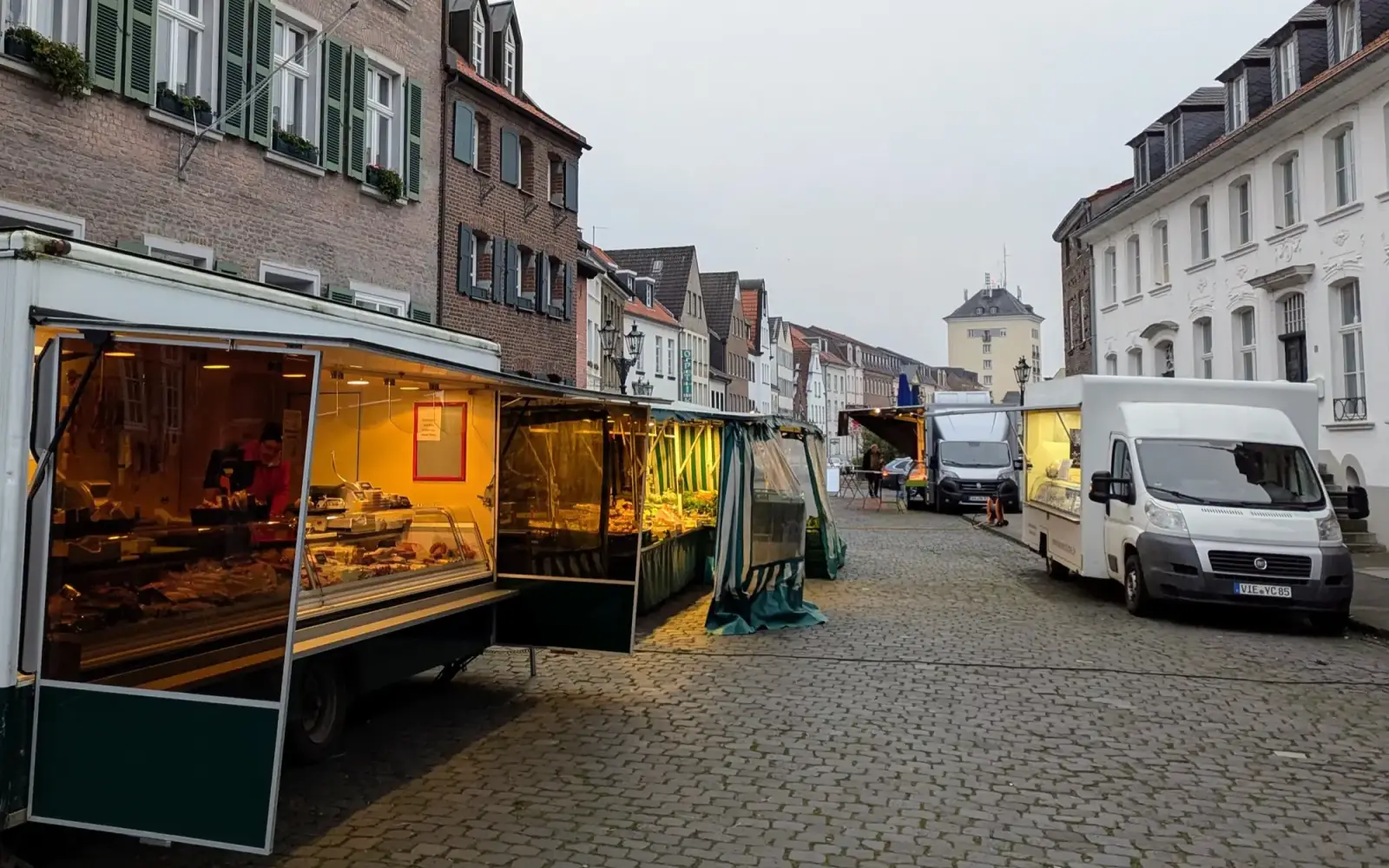 Der Mittwochsmarkt in Kaiserswerth erstreckt sich über das obere Ende des Kaiserswerther Marktplatzes. Foto: ah