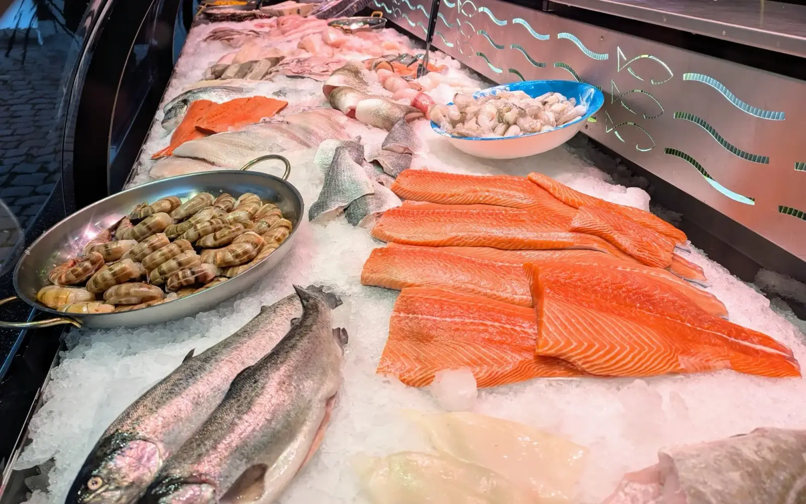 Der Stand der Familie Kerrsenberg bietet frischen Fisch und Bratfisch-Spezialitäten. Foto: ah
