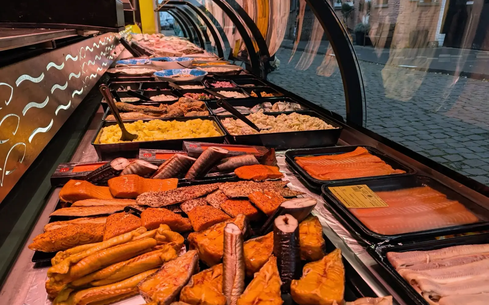 Eine große Auswahl an Räucherfisch und Meeresfrüchten am Stand der Familie Kerrsenberg. Foto: ah