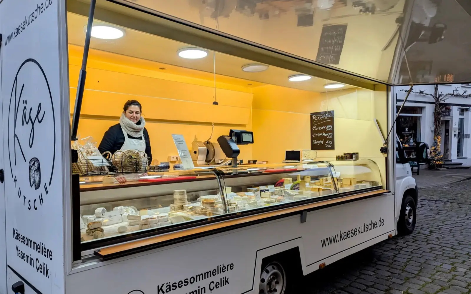 Die „Käsekutsche“ von Yasemin Celik bietet eine feine Auswahl an hochwertigen Käsespezialitäten. Foto: ah