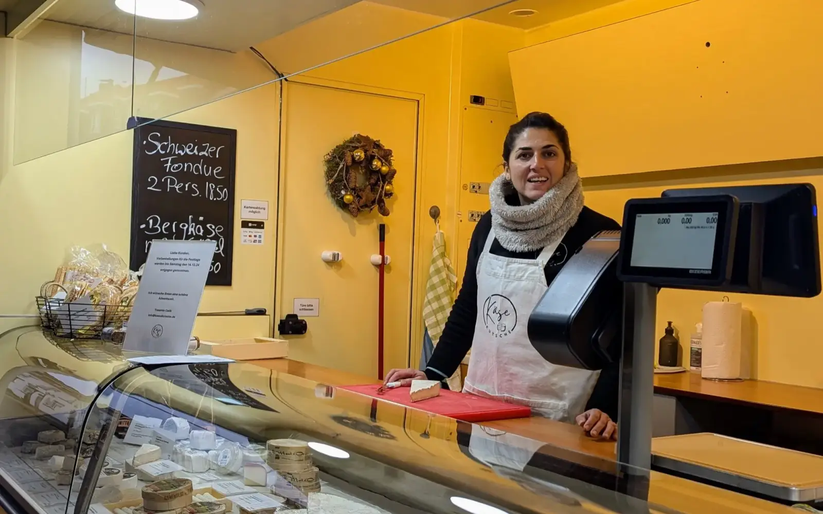 Käsesommelière Yasemin Celik berät ihre Kunden mit Fachwissen und Charme. Foto: ah