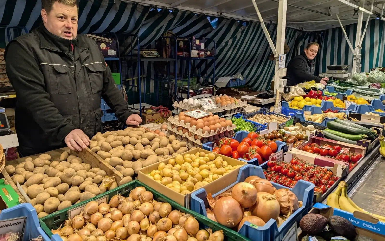 Vielfalt an frischen Kartoffeln, Zwiebeln, Tomaten und exotischen Früchten am Stand der Familie Behr. Foto: ah