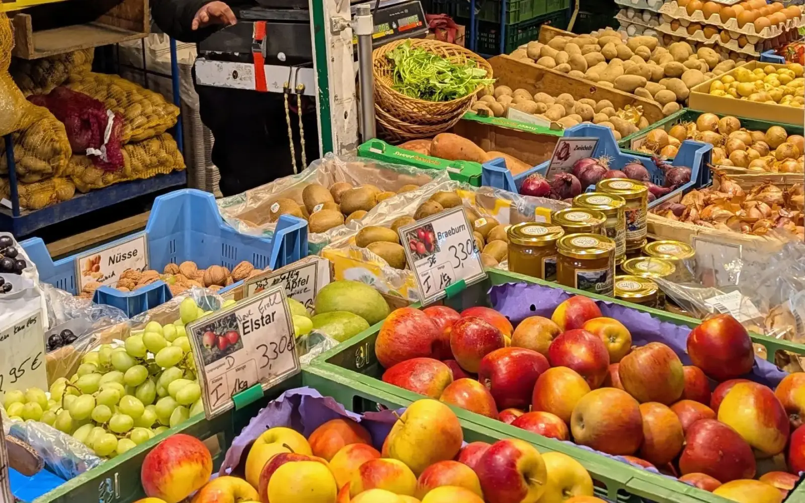 Der Gemüsestand der Familie Behr aus Willich überzeugt mit frischem Obst, Gemüse und Eiern. Foto: ah
