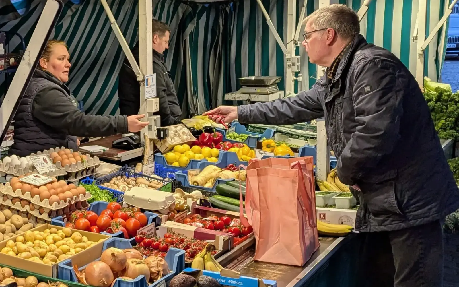 Am Gemüsestand der Familie Behr werden Kunden herzlich und kompetent bedient. Foto: ah