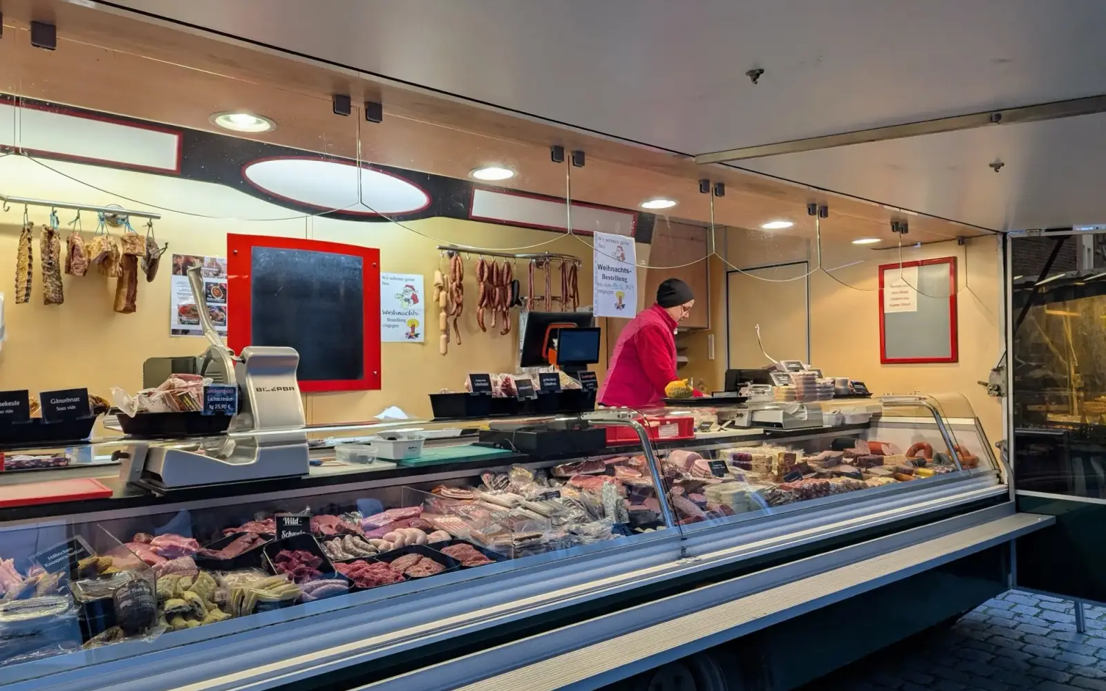 Der Metzgerwagen von Oleszynski bietet frische Fleisch- und Wurstspezialitäten. Foto: ah