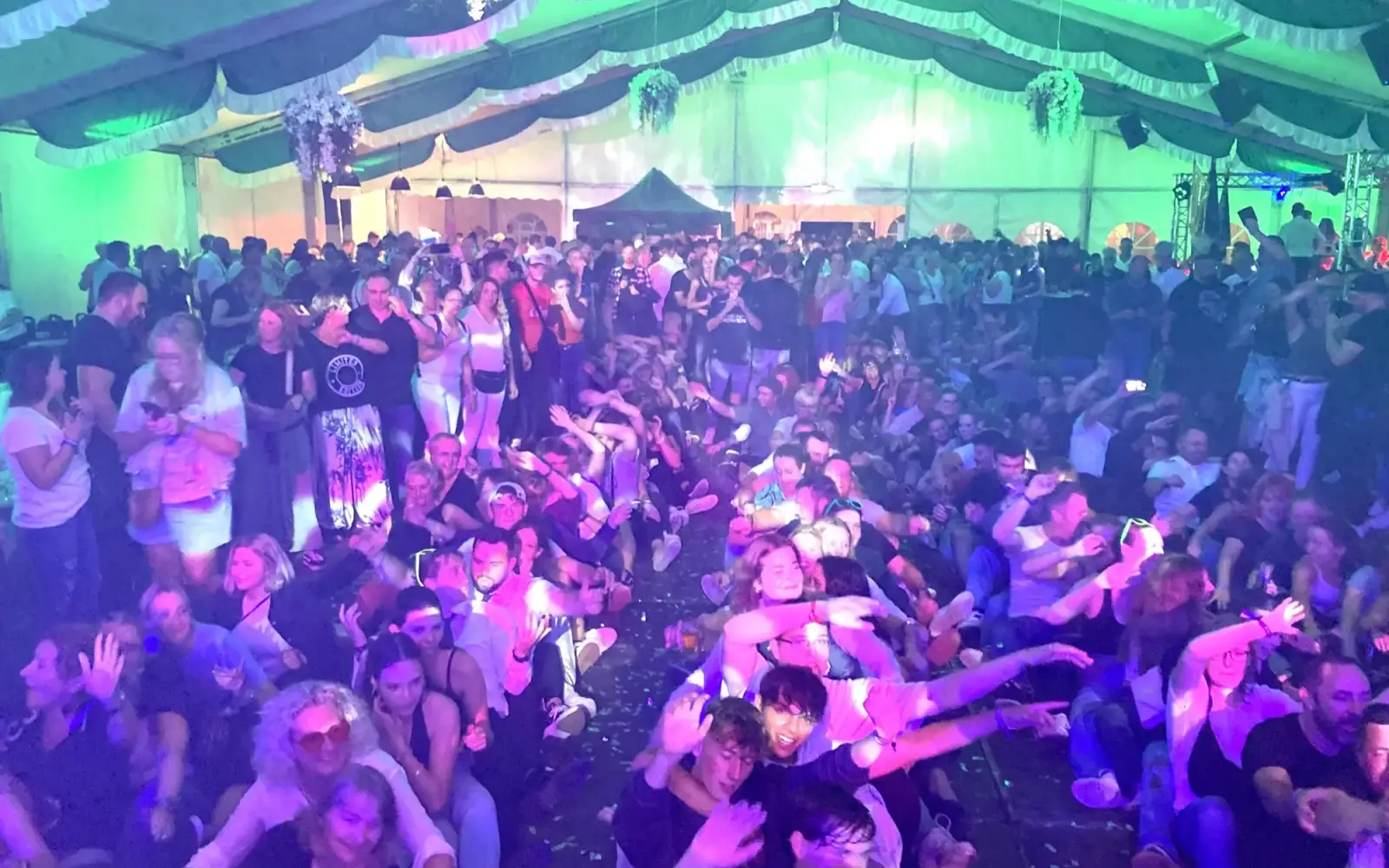 Die Huckinger Nacht war ein voller Erfolg. Mehr als 900 Gäste feierten ausgelassen im Festzelt. Foto: sam