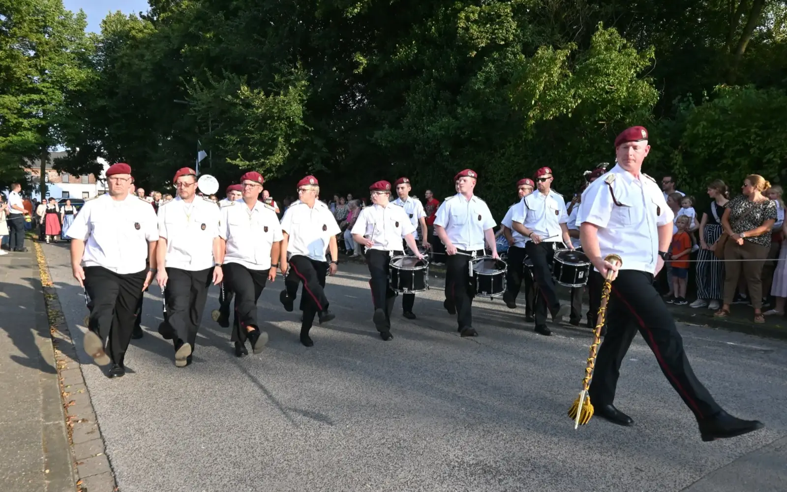 Gleich sechs Musikzüge unterstützten den großen Festumzug am Samstag, unter anderem das TC „Barbarossa“ aus Kaiserswerth. Foto: sam
